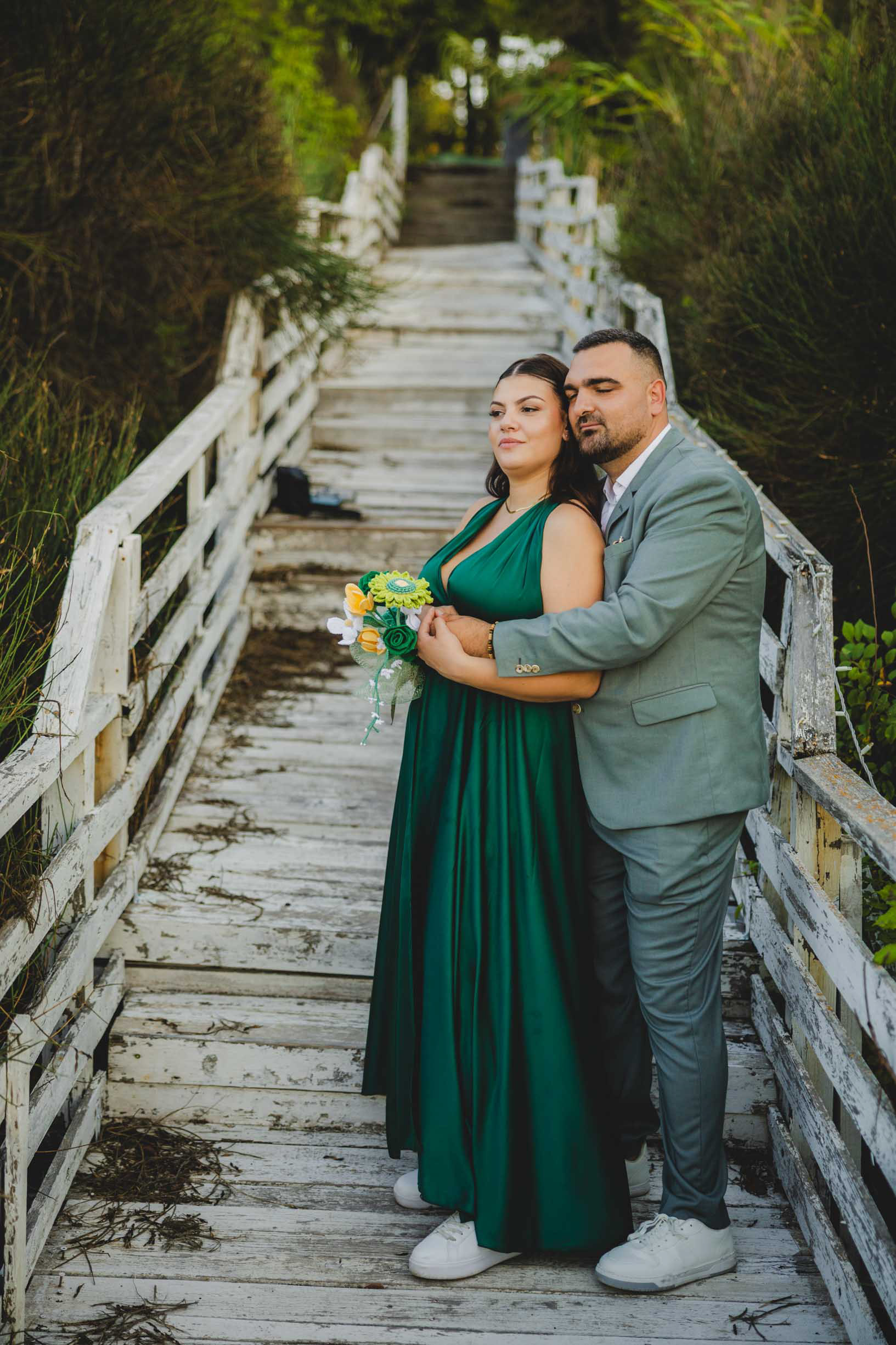 Кумове се наслаждават на сватбената фотосесия - сватбен кадър в Отманли