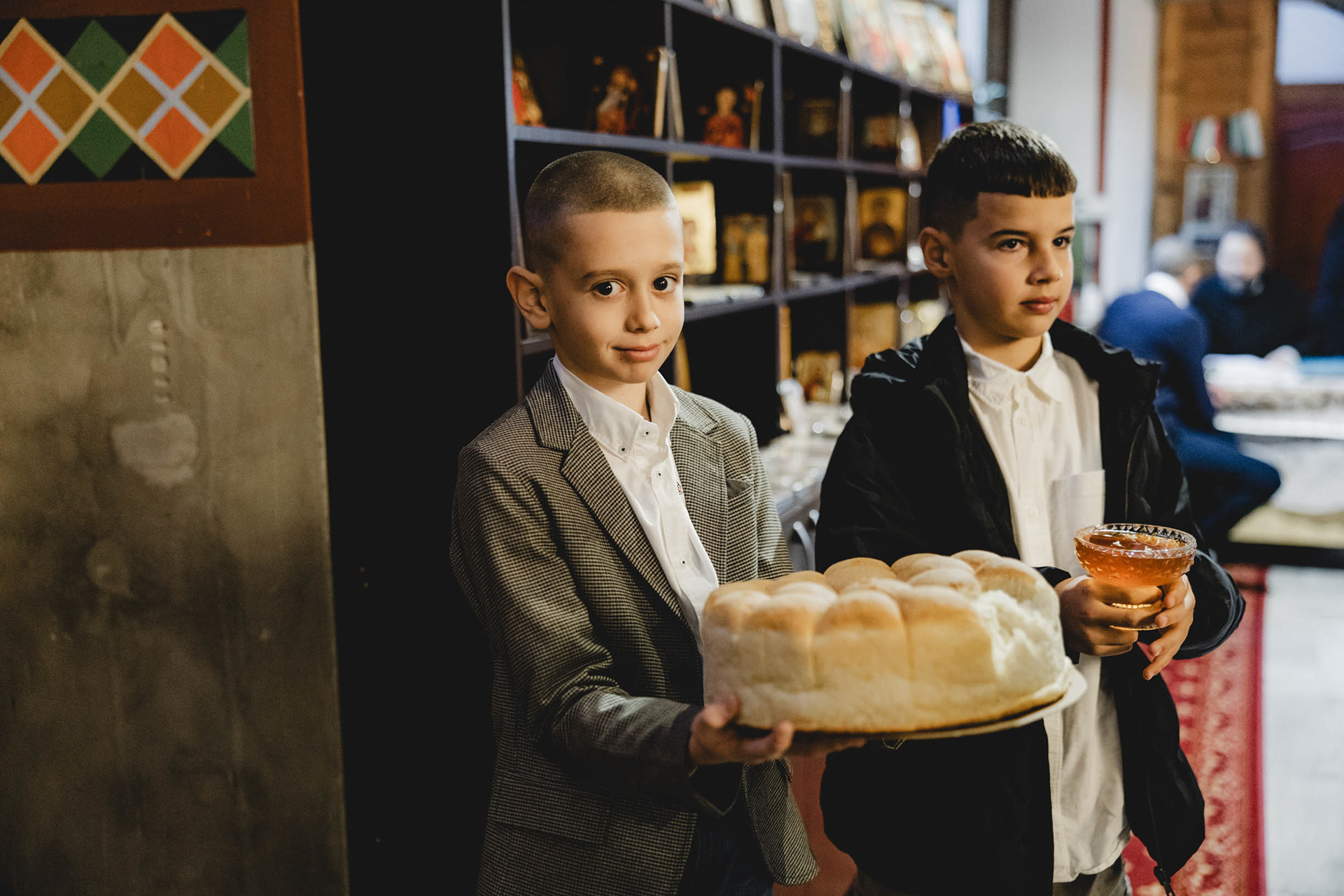 Фотограф за кръщене Несебър - време за питката и меда.