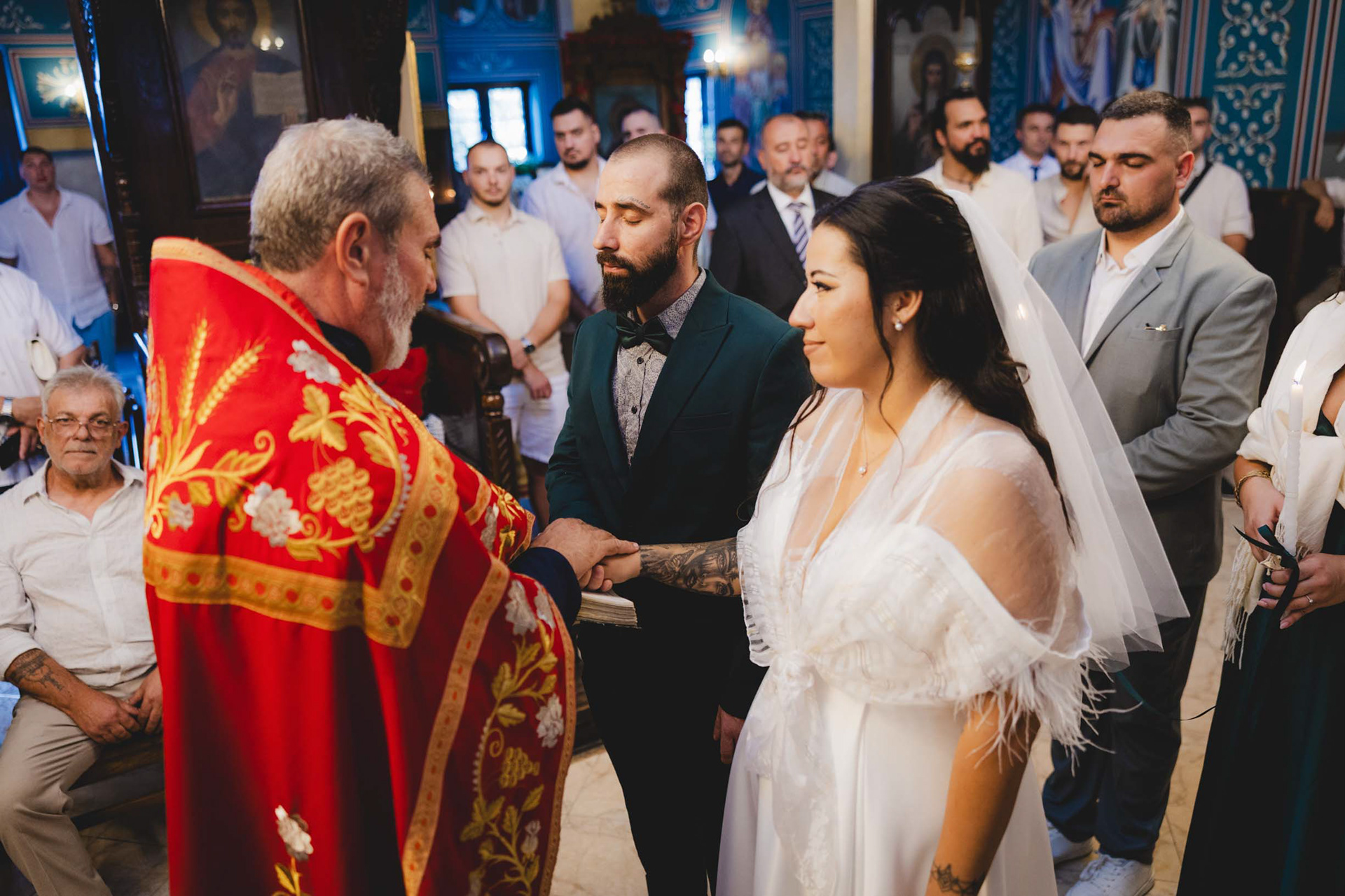 Свещенник по време на църковен брачен ритуал в храм в Бургас