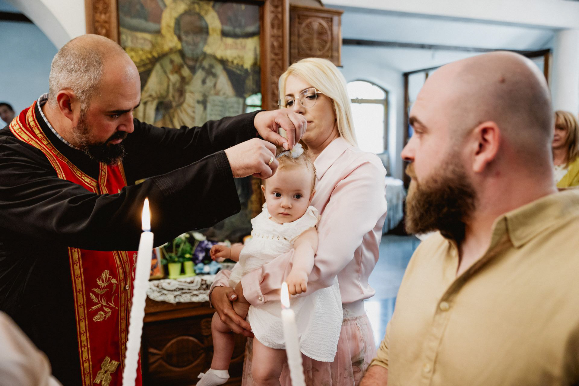 Снимка по време на кръщене в храма в Поморие от професионален фотограф