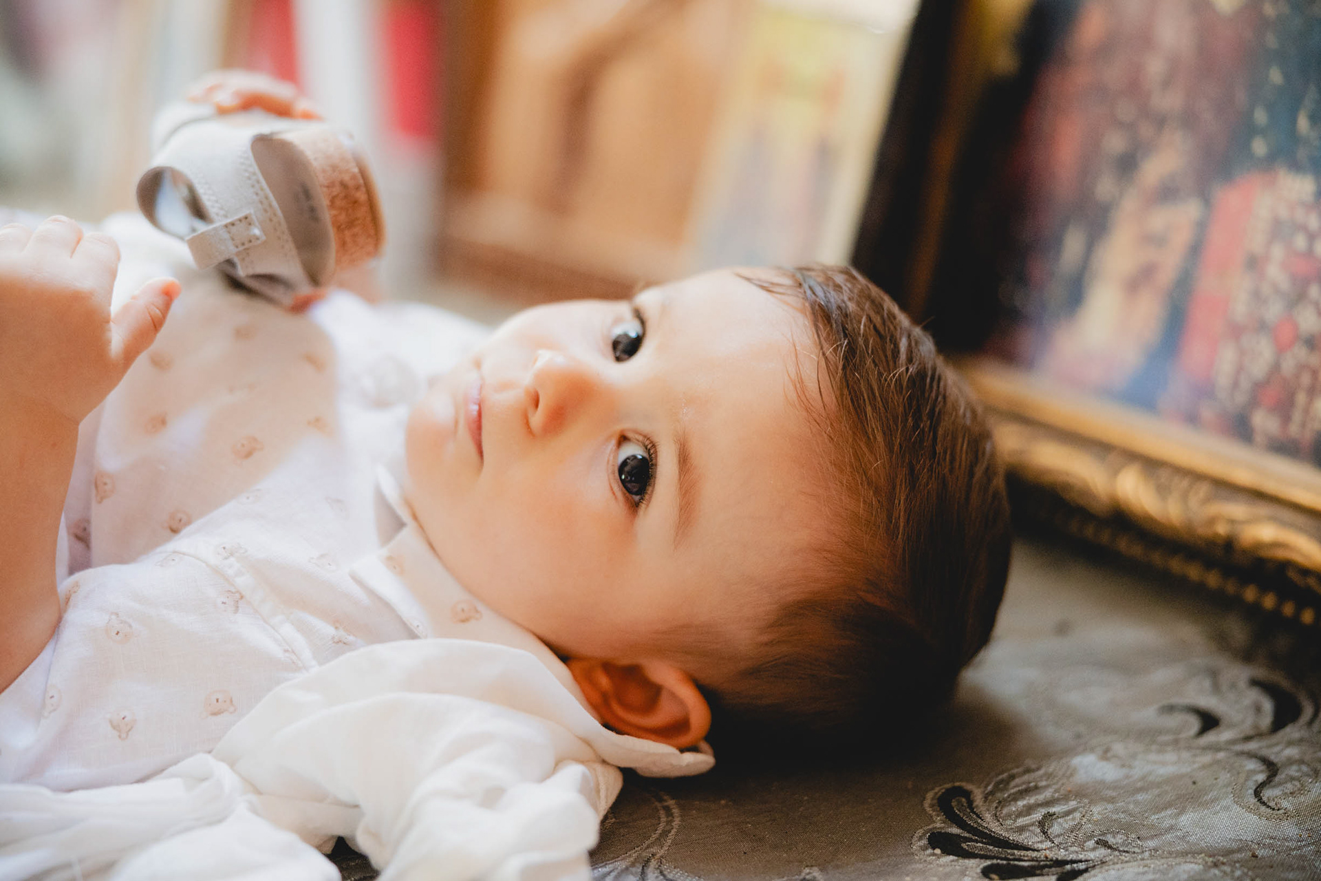 Преобличане преди ритуала - заснемане на кръщене в Бургас