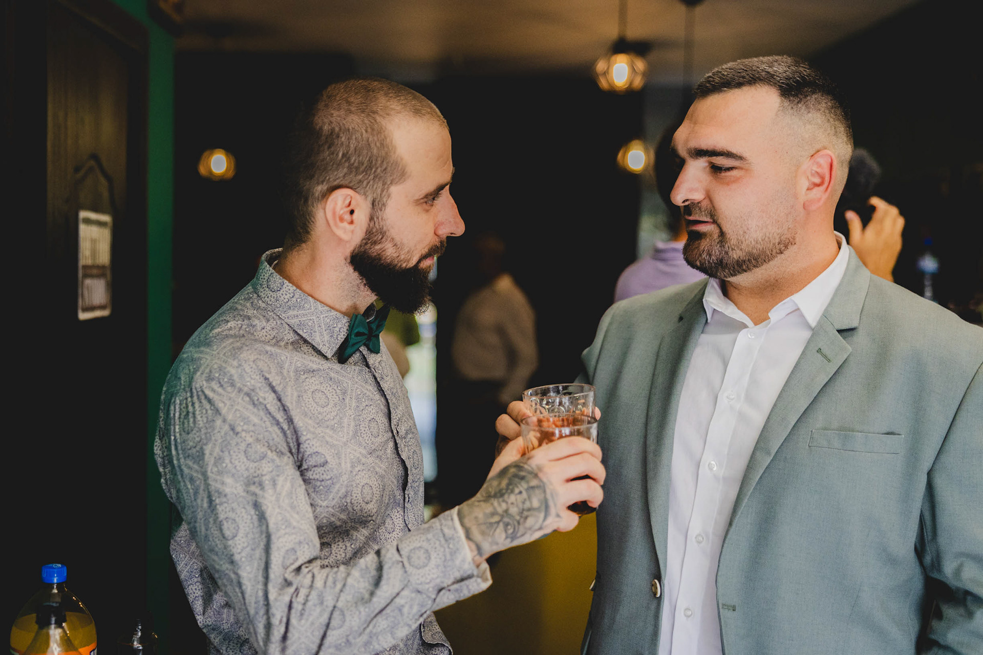 За новото начало! Мъжка наздравица с кума преди тръгване.