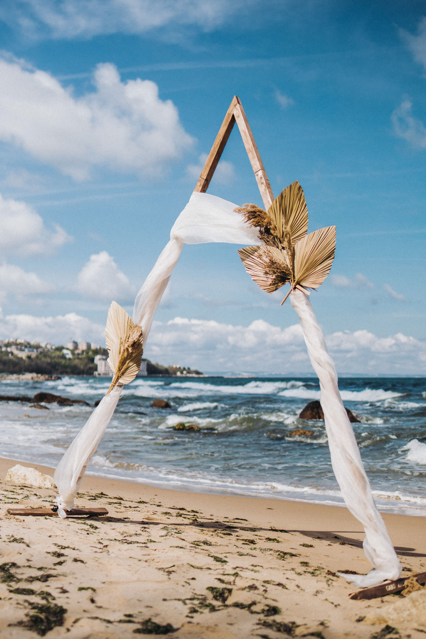 Триъгълна сватбена арка в бохо стил.