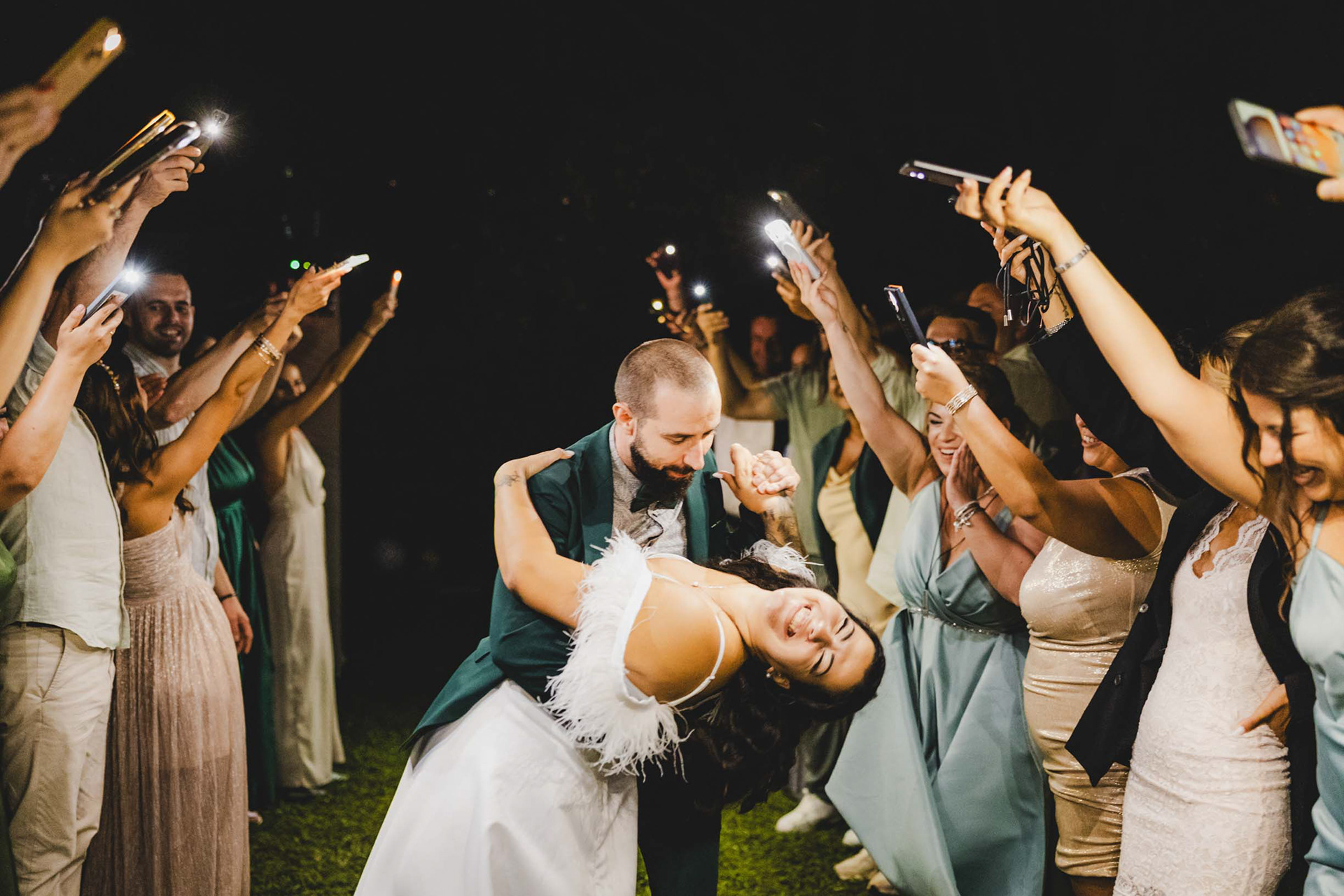 Цялото семейство в един кадър! Целувка с домашните любимци пред сватбената арка в парк Росенец, на фона на морето и остров Света Анастасия.