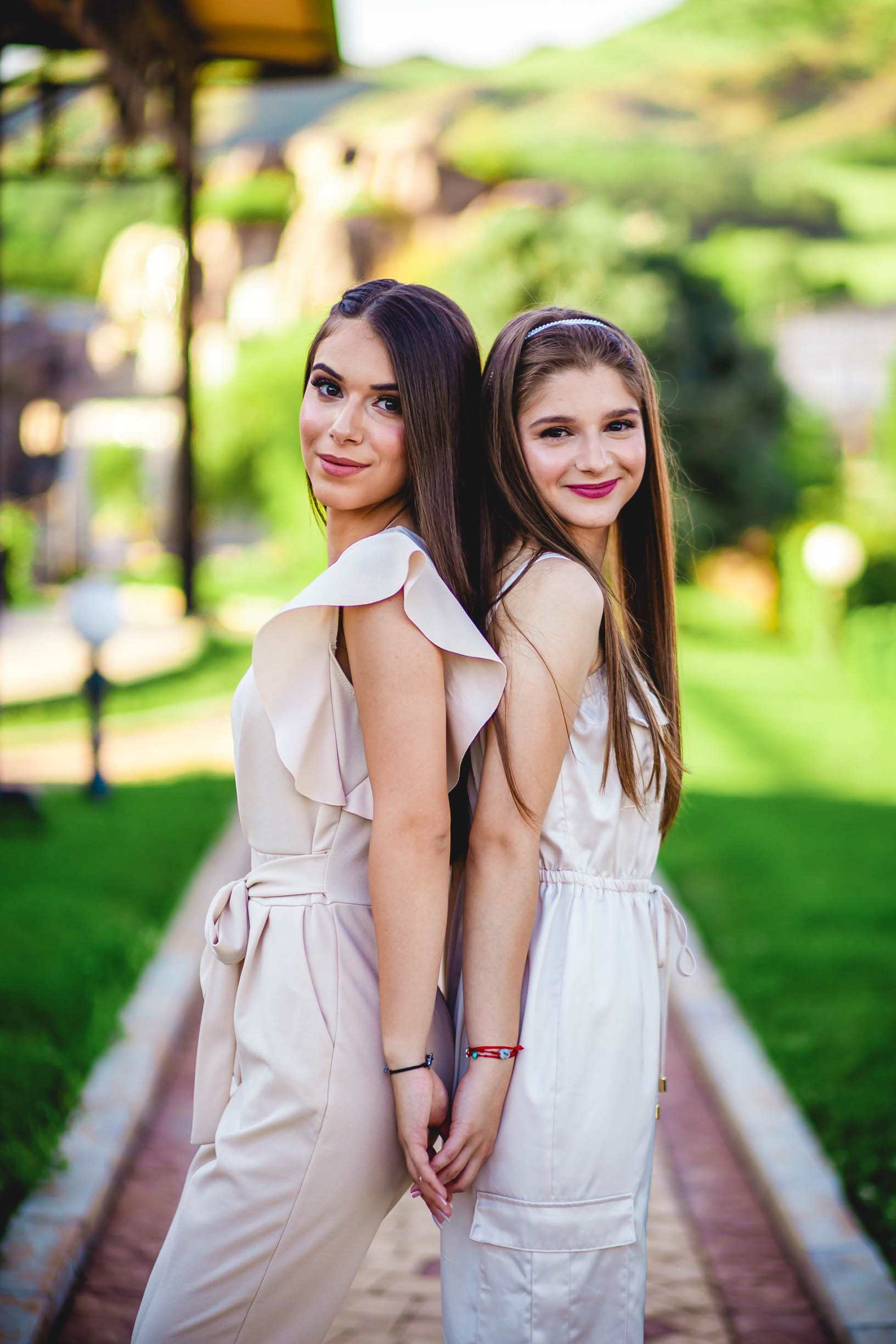 Две абитуриентки, две сестри позират по време на снимки за бал в Айтос.