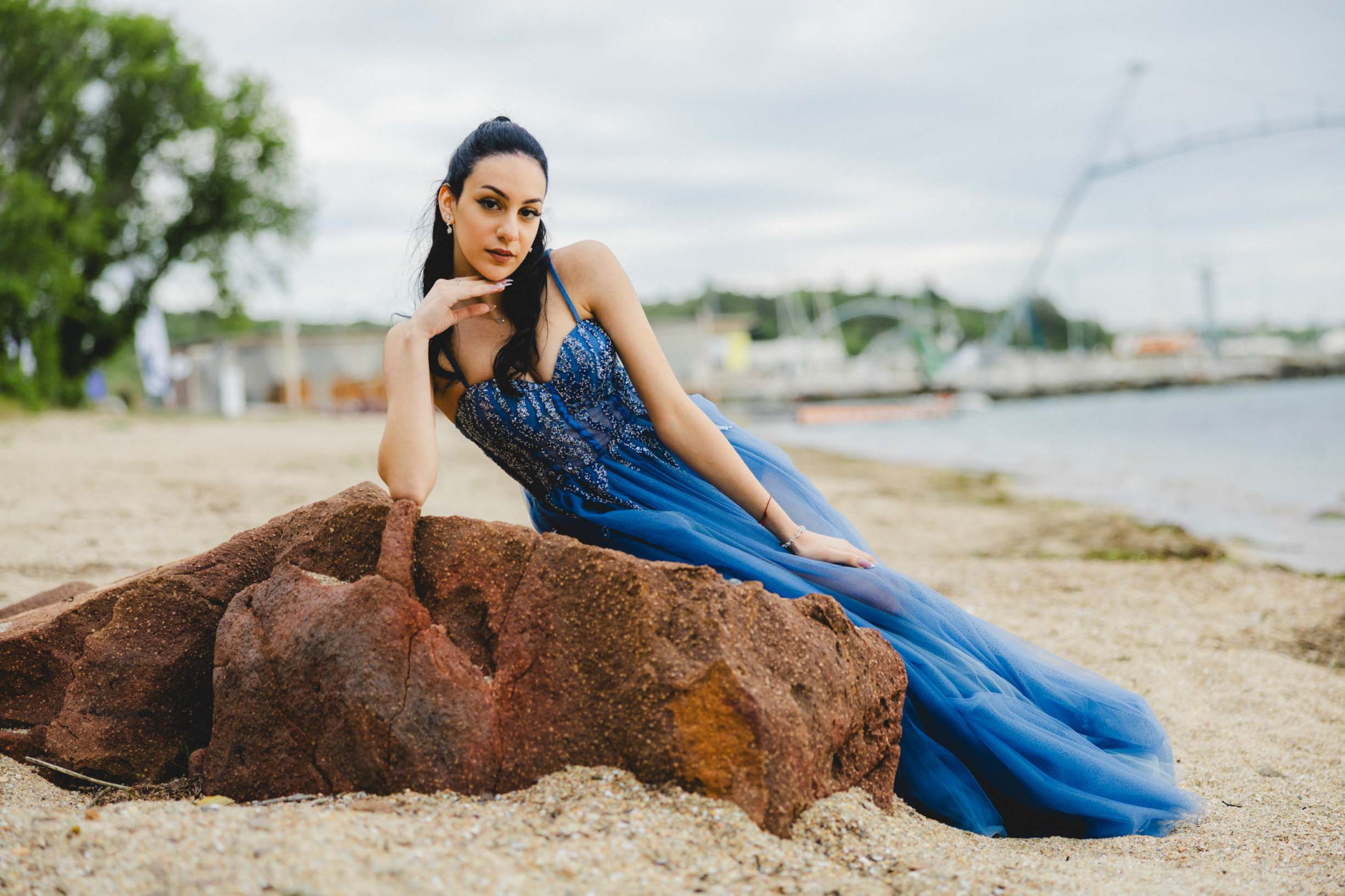 Абитуриентка като росалка. Абитуриентска фотосесия в Ченгене скеле., парк Росенец