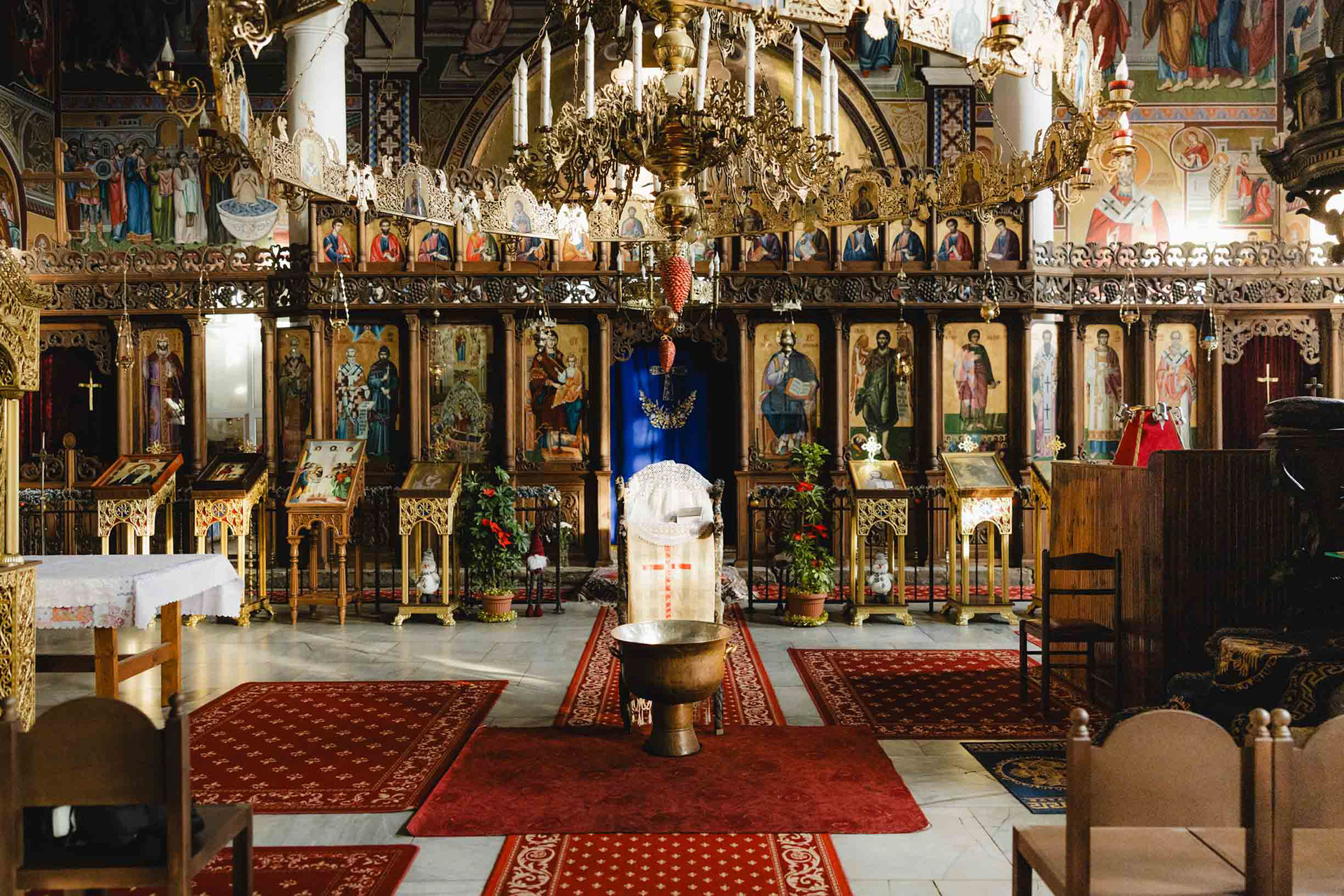 Детайли от православно кръщене в Несебър – автентичен декор и символика в старинния храм на Стария град.