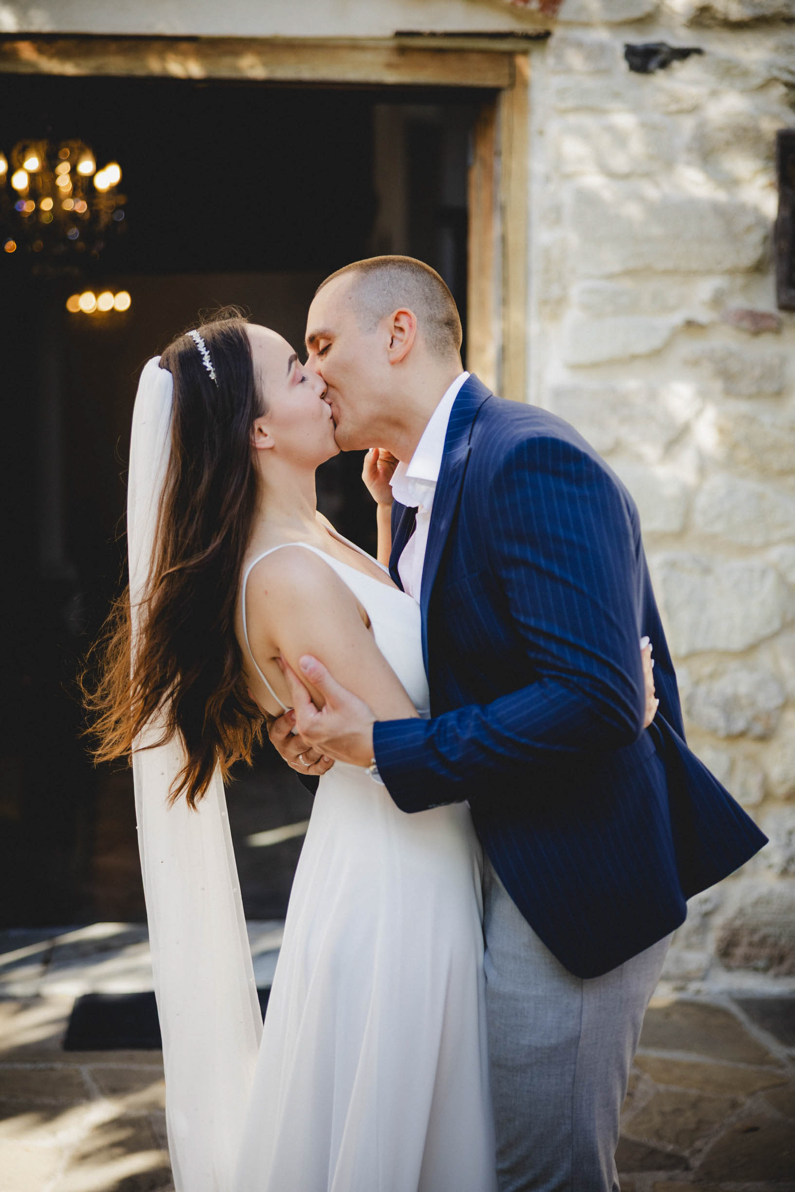 Първата брачна целувка