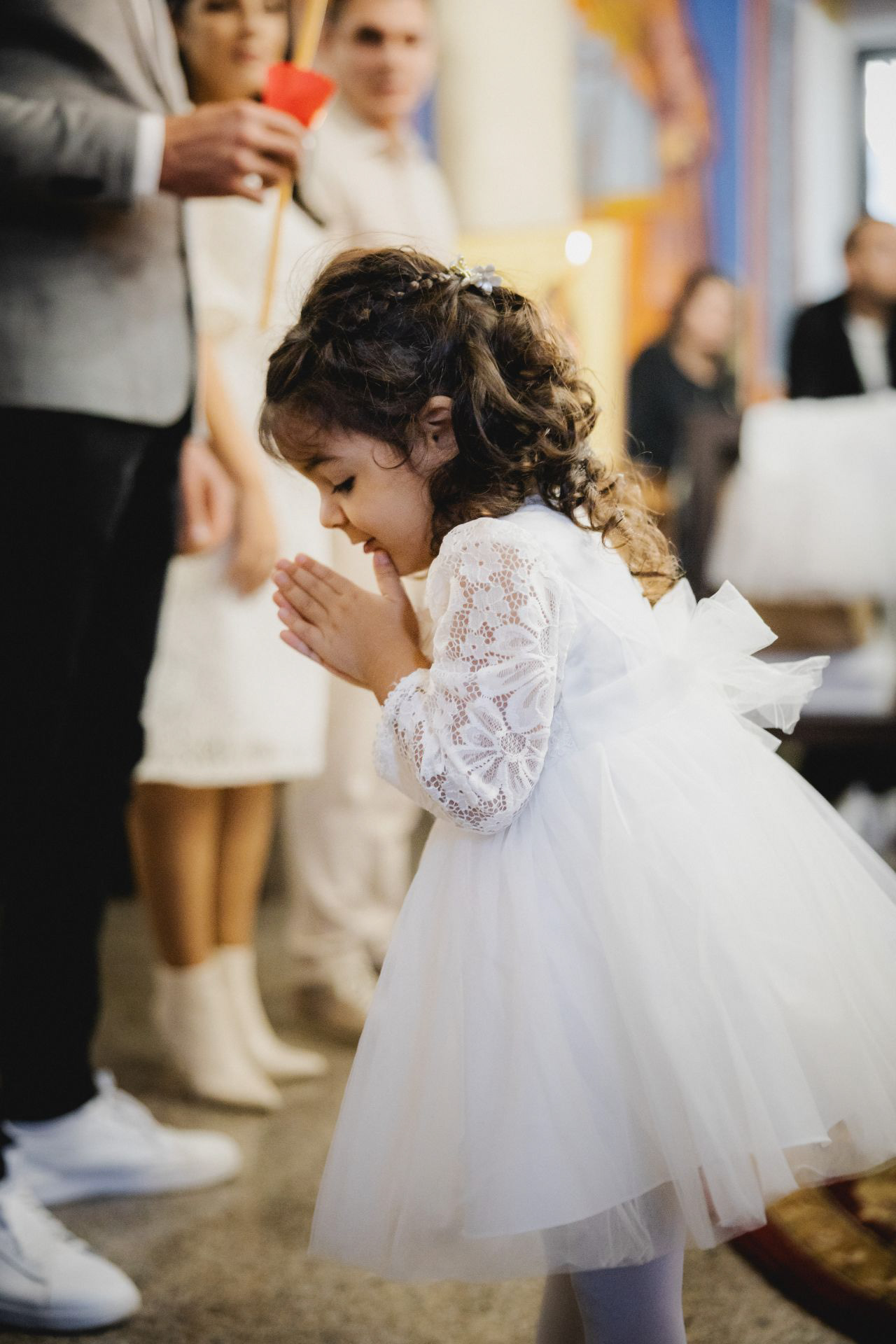 Свето Кръщение в Айтос -  фотография на дете по време на молитба от фотограф Габриел Александров в храм св. вмчк. Димитрий Солунски,.