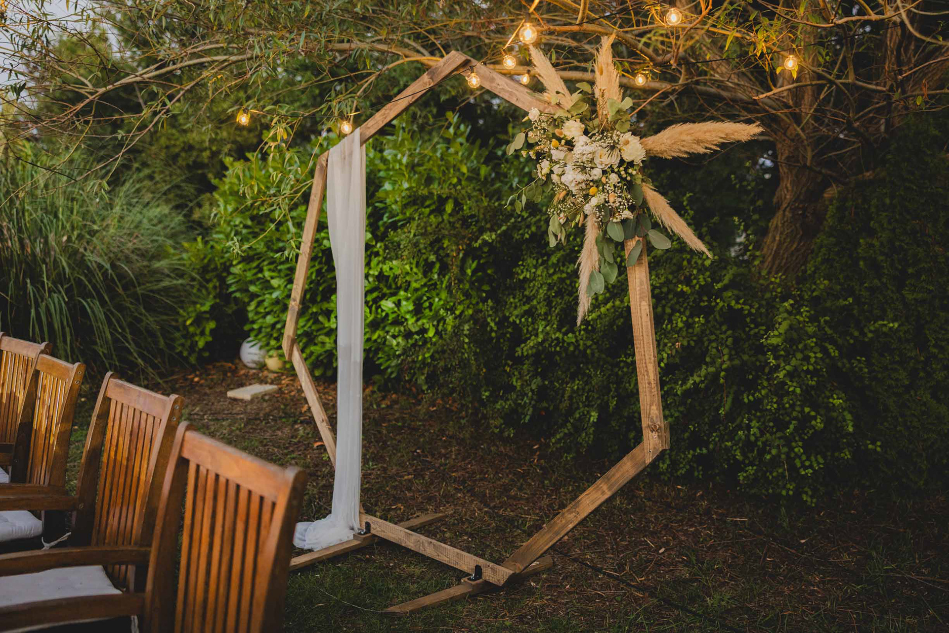 Бохо дървена арка в гората - кадър от сватбен фотограф
