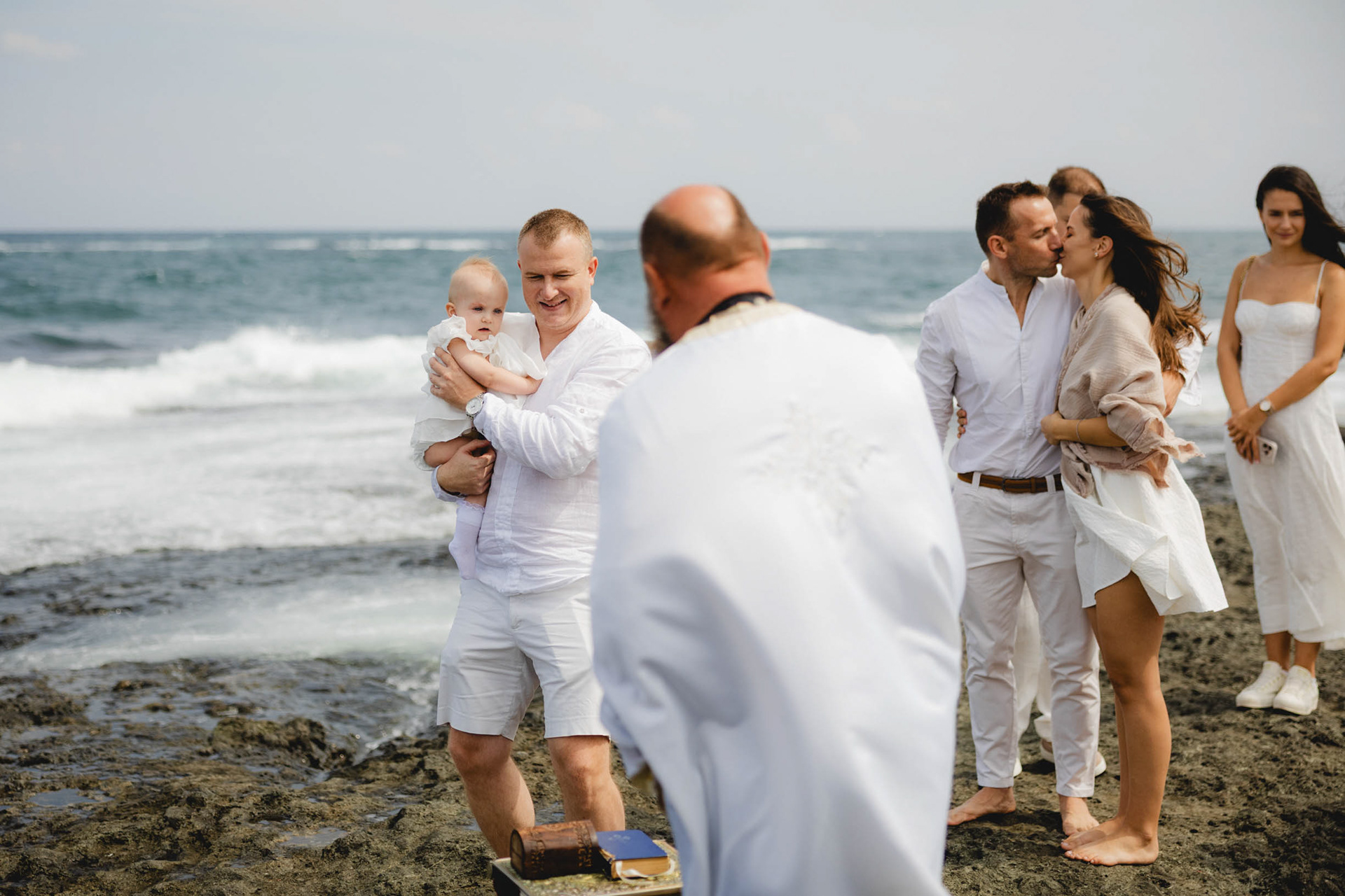 Свето кръщение в морето с професионален фотограф.