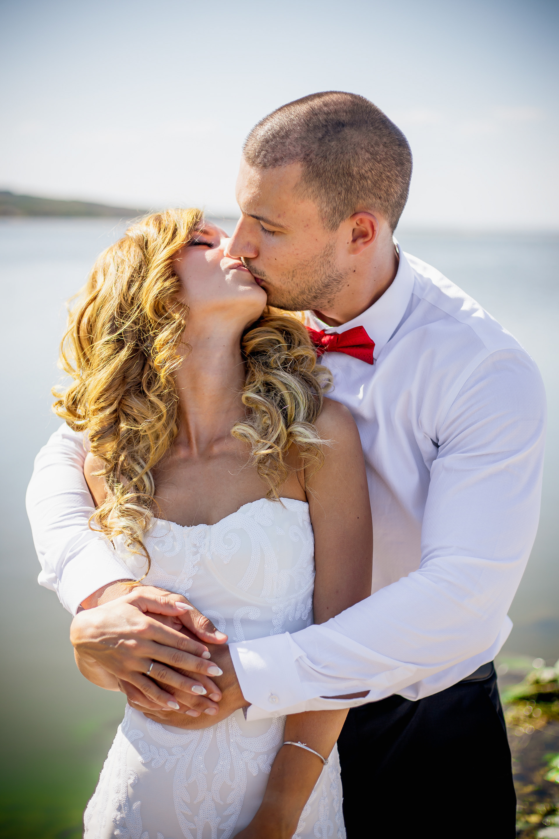  Целувка на младоженци край Бургаското езеро – сватбена фотография от Габриел Александров