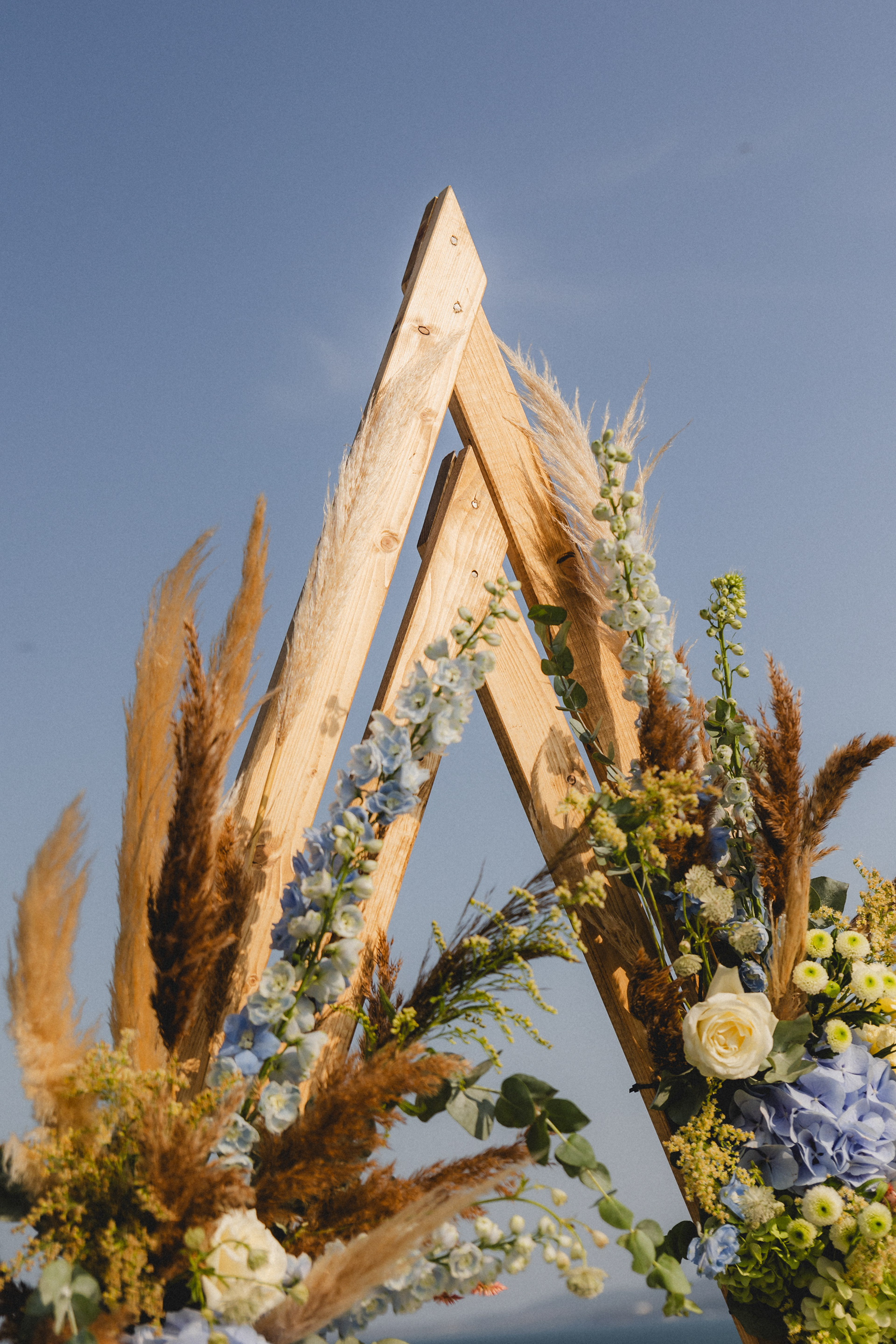 Двойна триъгълна дървена сватбена арка. Идеи за украса.