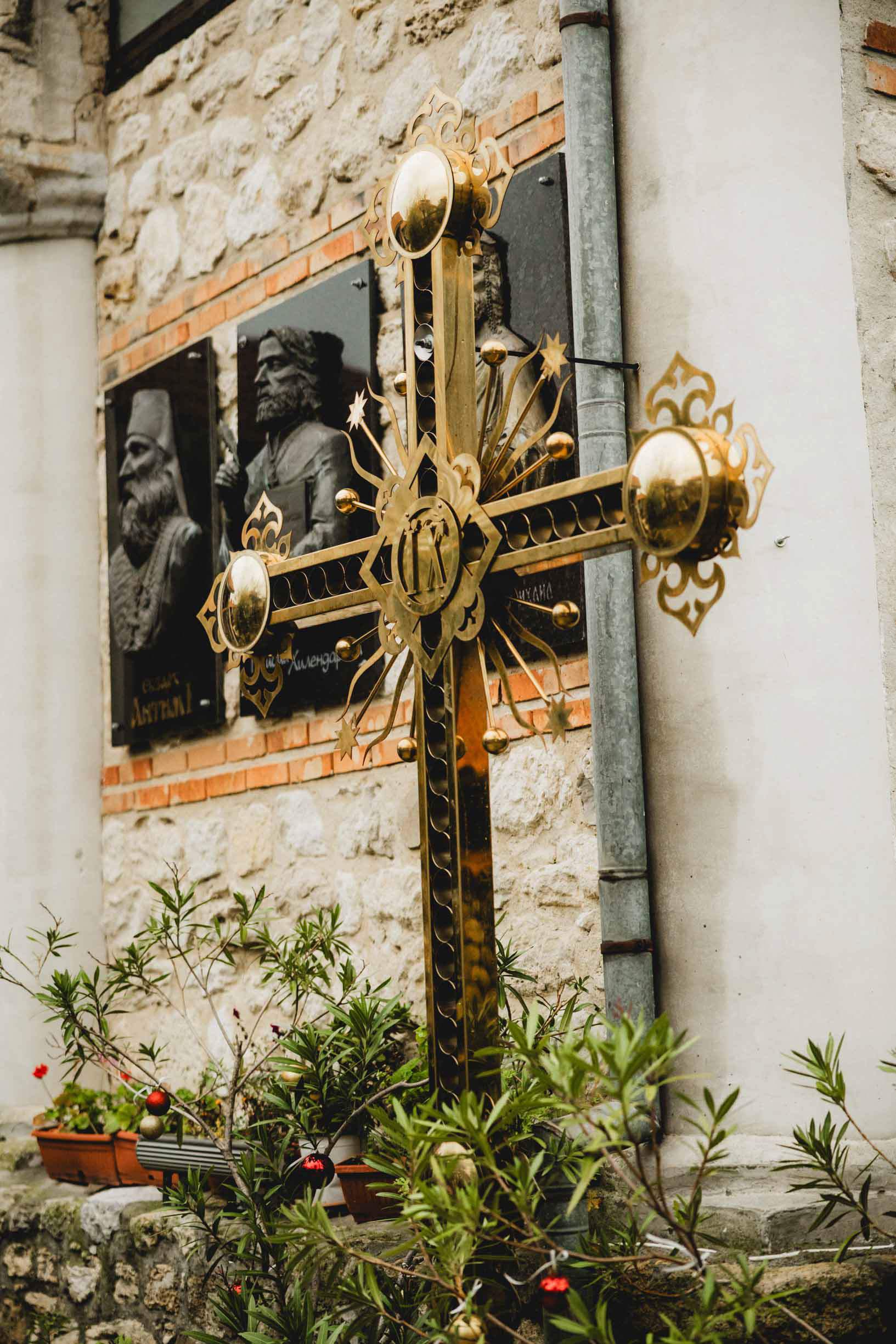 Фотограф за кръщене Несебър - орнаменти  двора на църквата в стария град