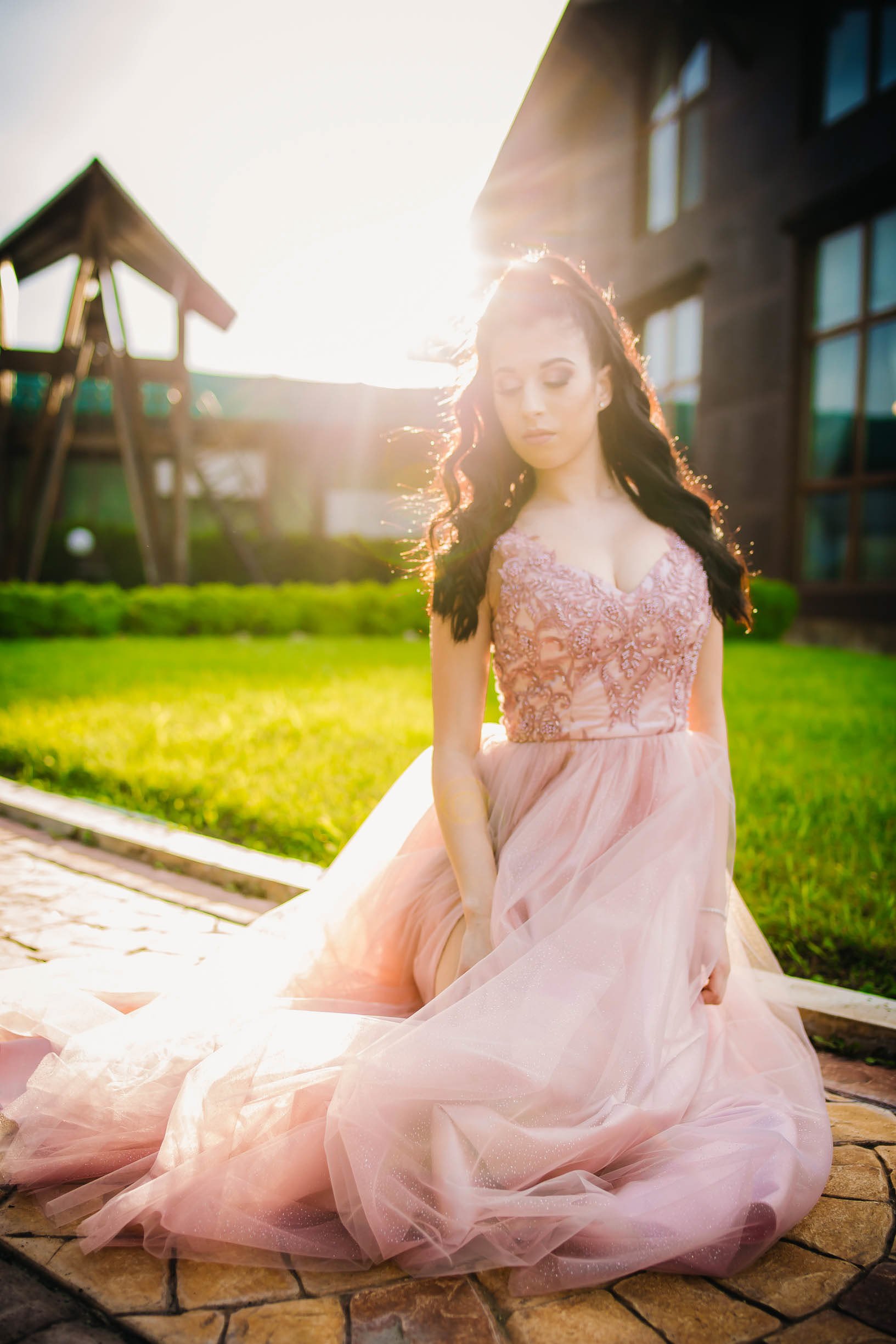 По време на снимки за бал в Айтос слънцето гали косите на абитуриентка.