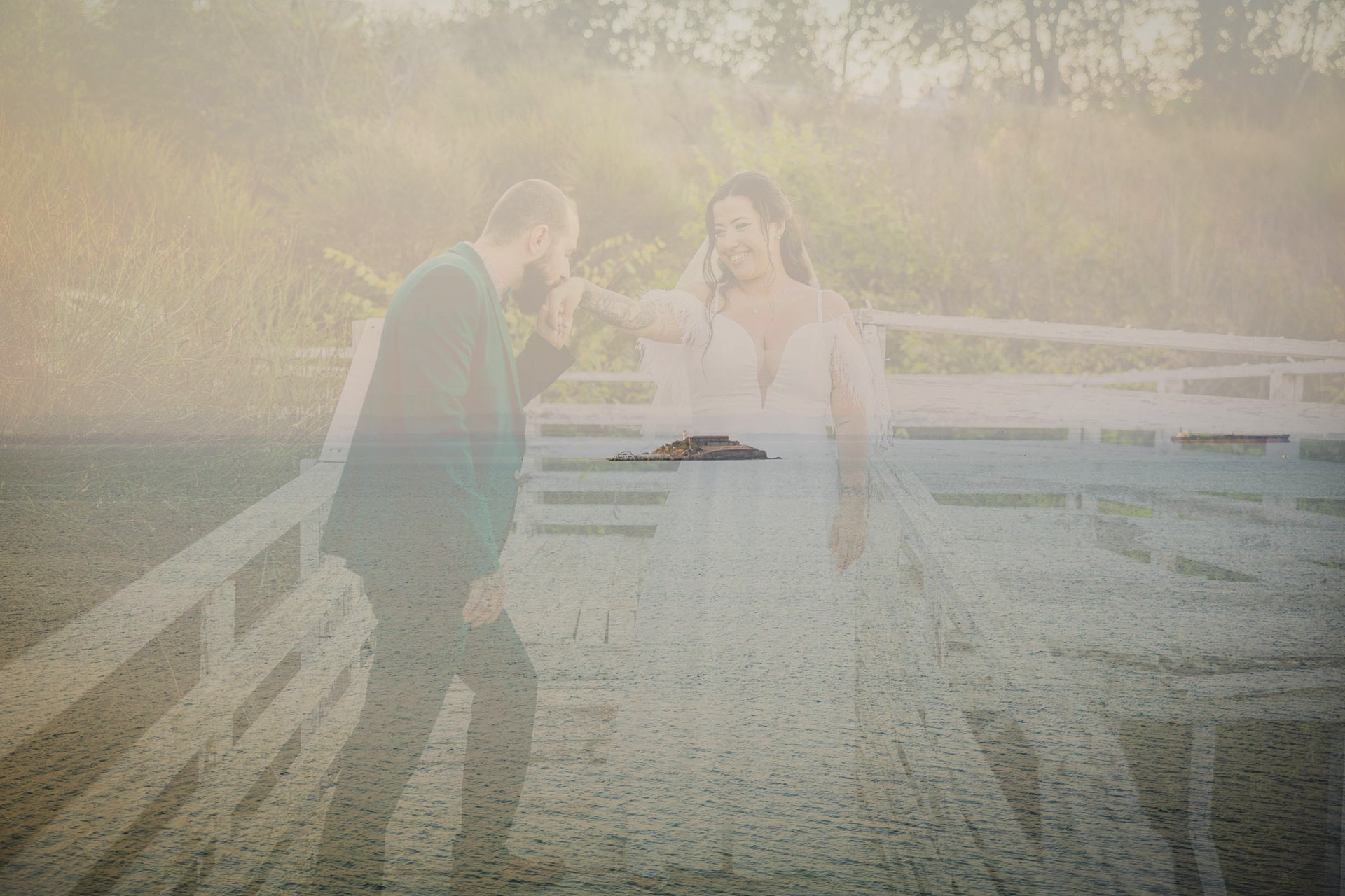Младоженец целува ръката на любимата си на фона на остров Св Анастасия - сватбена фотография
