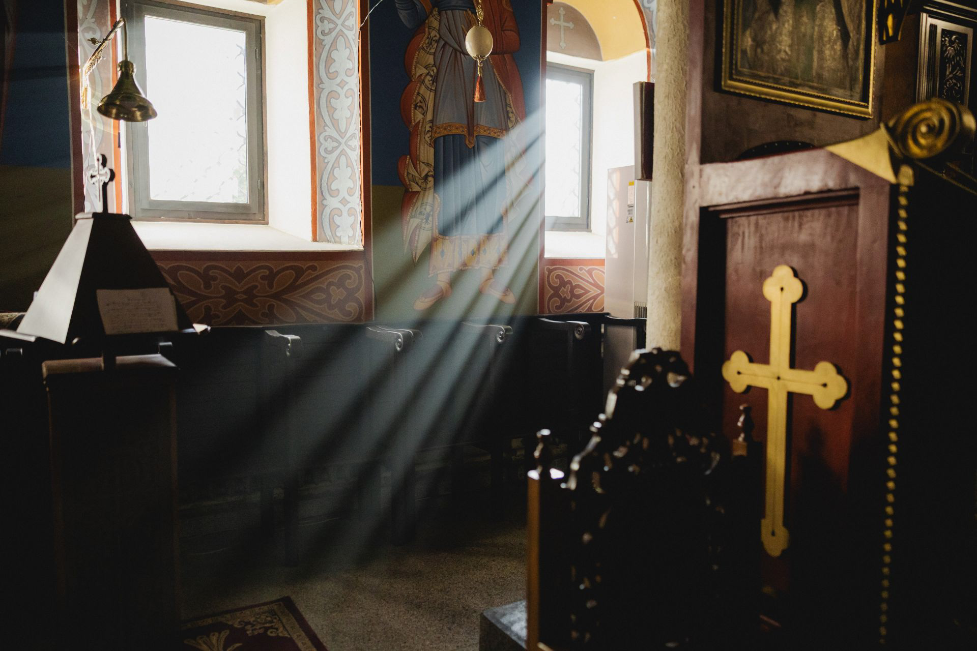 Пречупени слънчеви лъчи през прозорците на храма в Айтос св. вмчк. Димитрий Солунски, преди свето Кръщение.