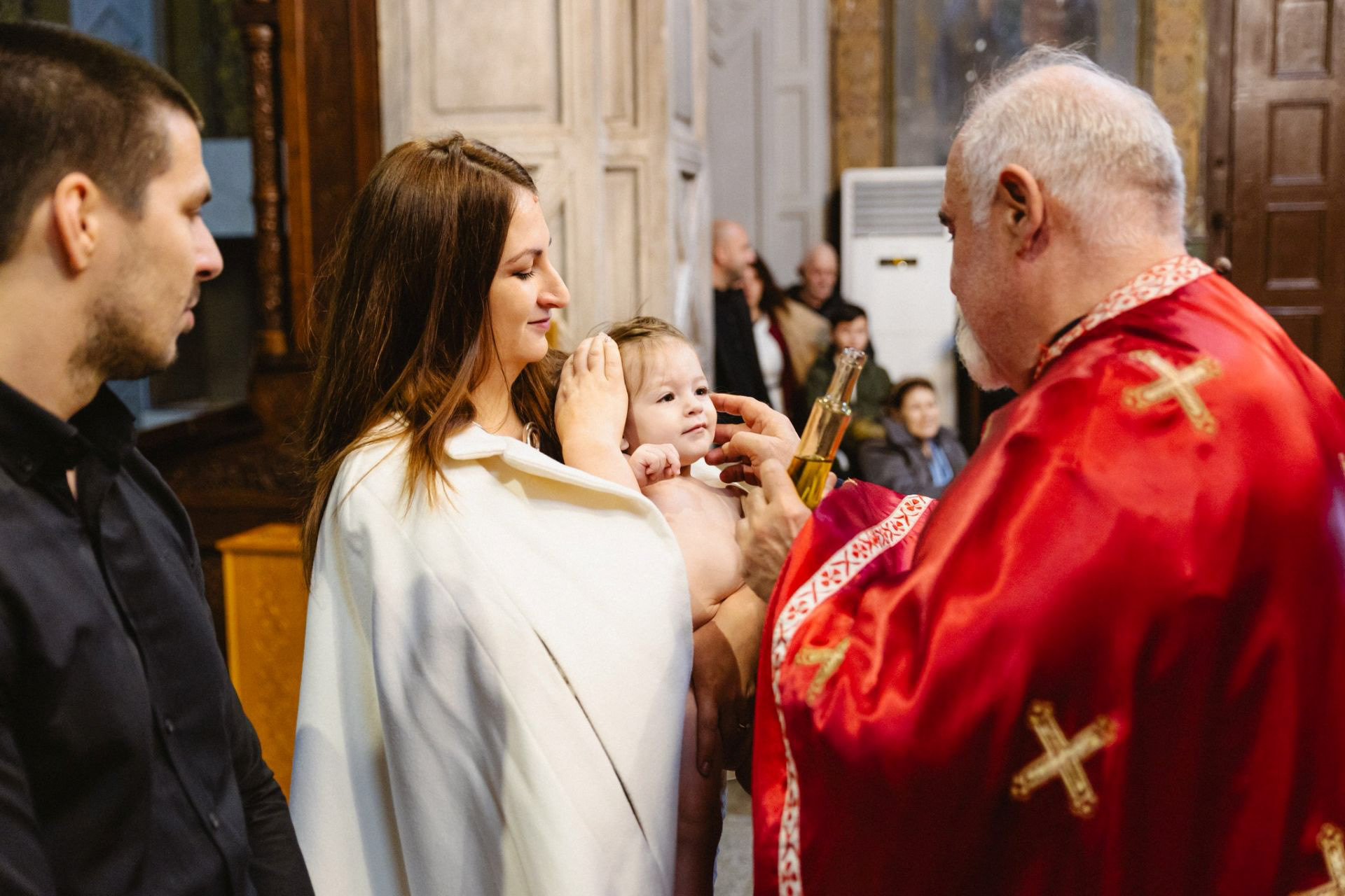 Фотограф кръщене Църква „Свети Свети Кирил и Методий“ Бургас - помазване 