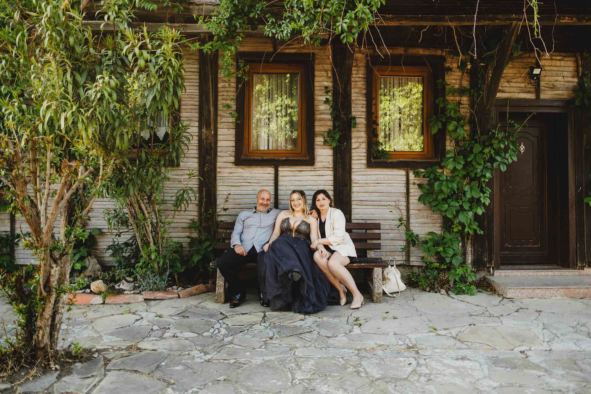 Абитуриентска фотосесия с родителите в стария град в Поморие