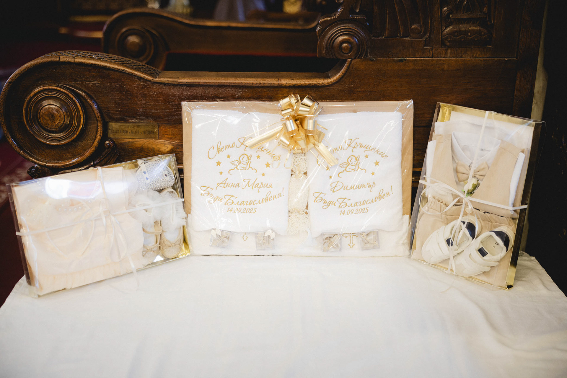 Комплект за свето кръщение заснет от професионален фотограф