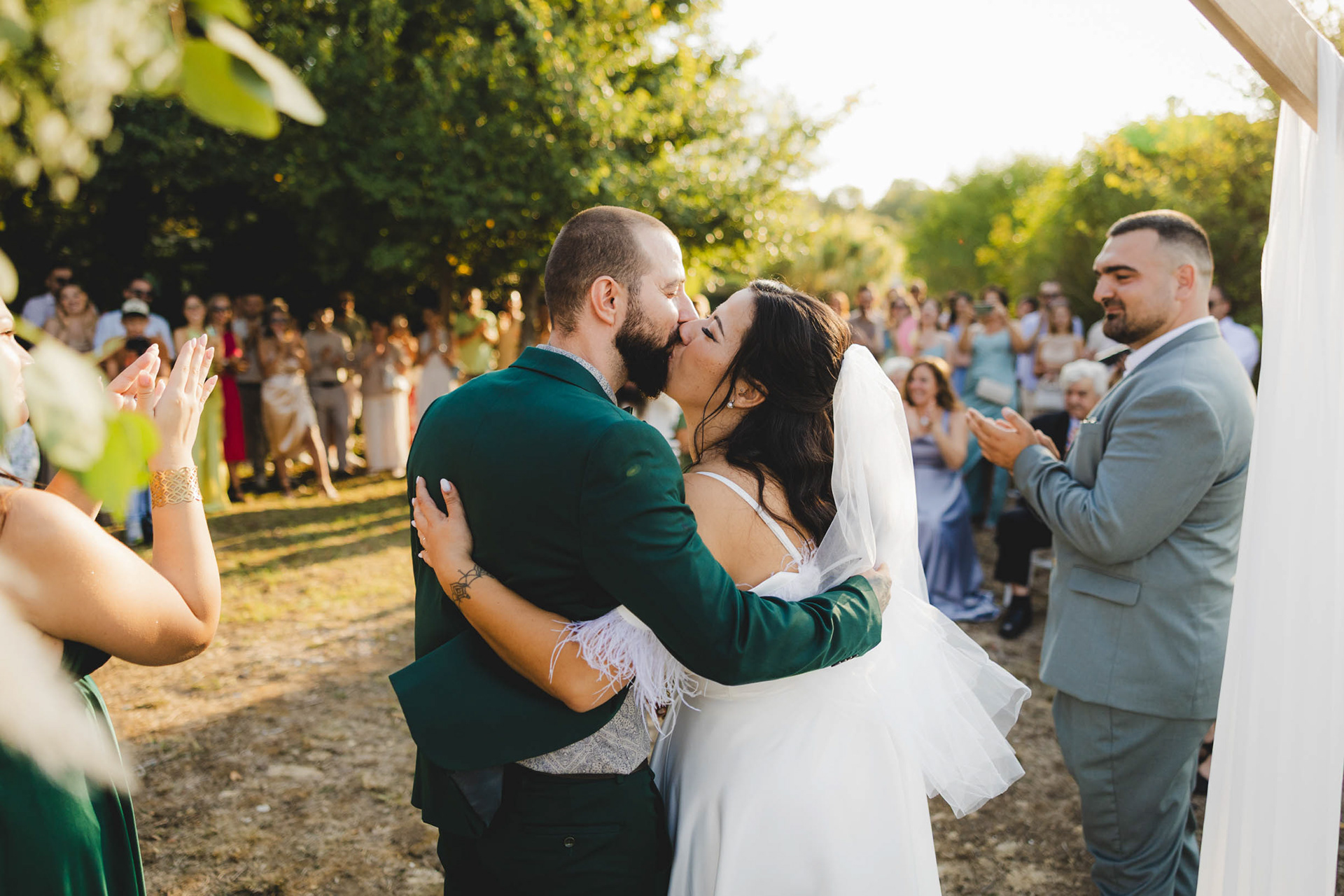 Първата целувка! Кулминацията на церемонията в парк Росенец (Отманли) под аплодисментите на най-близките.