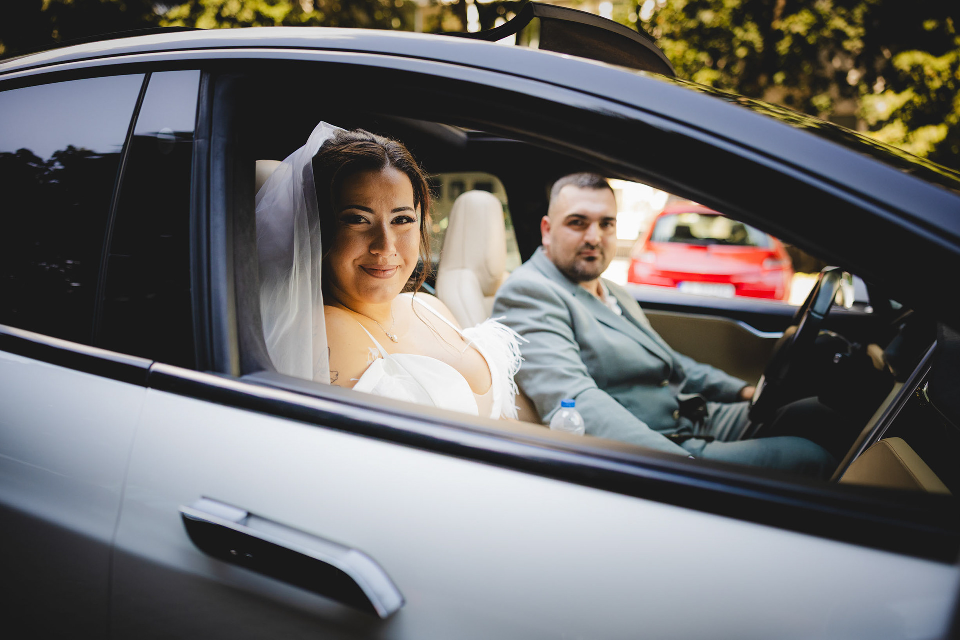 Мястото на Росен в сватбената кола зае Анна-Мария и те потеглиха към храма да си кажат "ДА!"