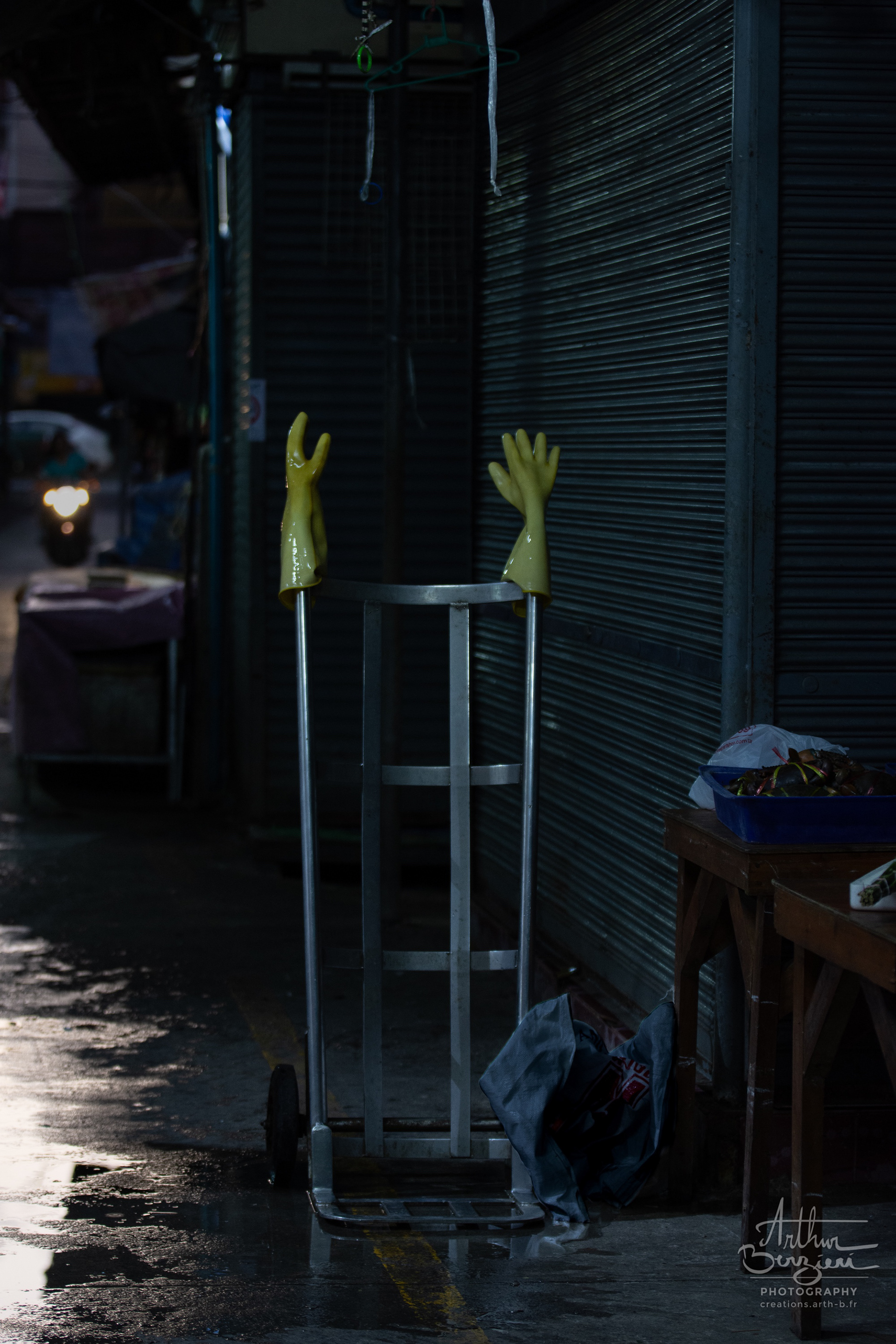 Marché qui ferme ses portes et scène atypique dans la froideur du bitume et rideaux de fer.