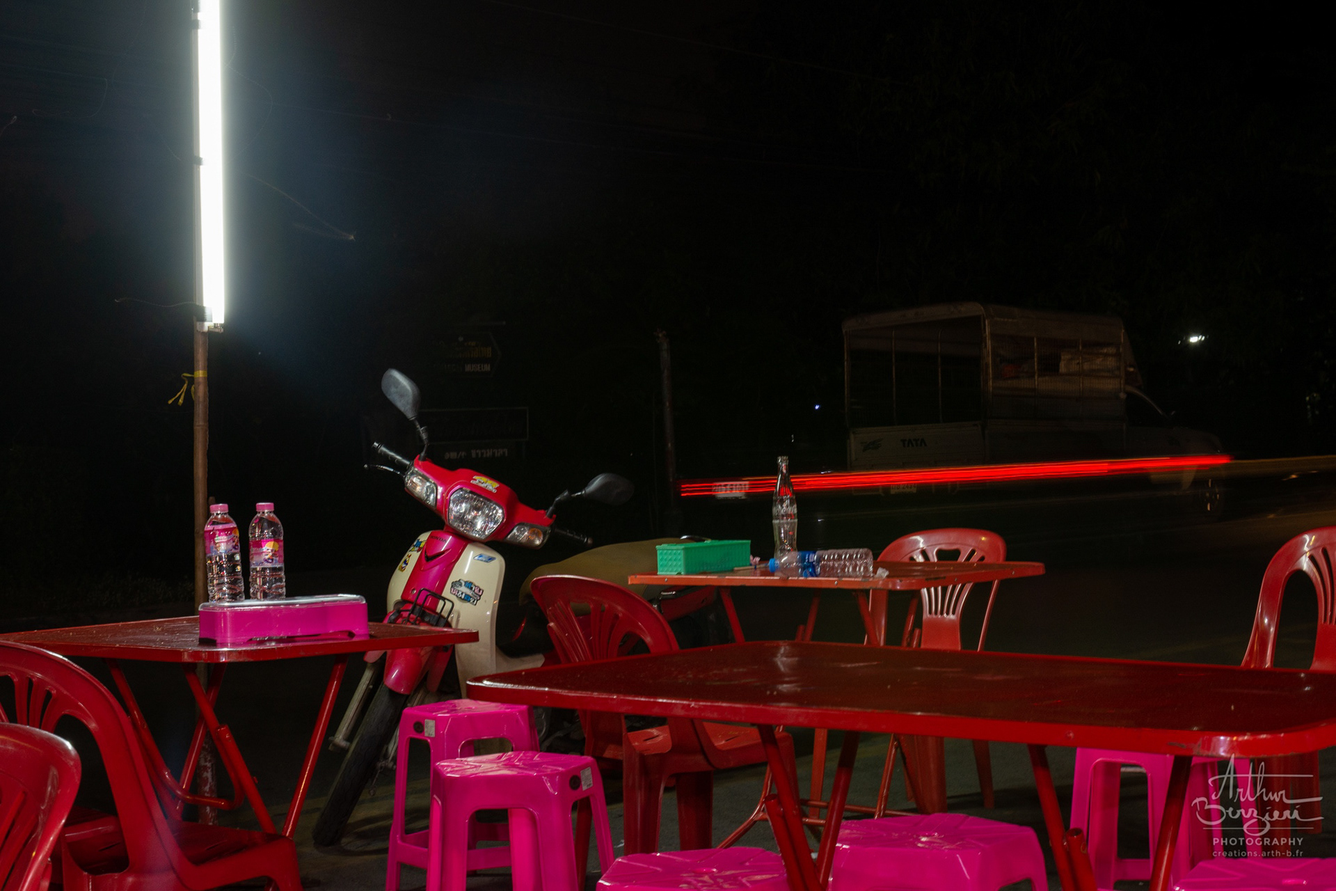 Street food aux abords d'une route. Spectacle de lumières aux couleurs resplendissantes.