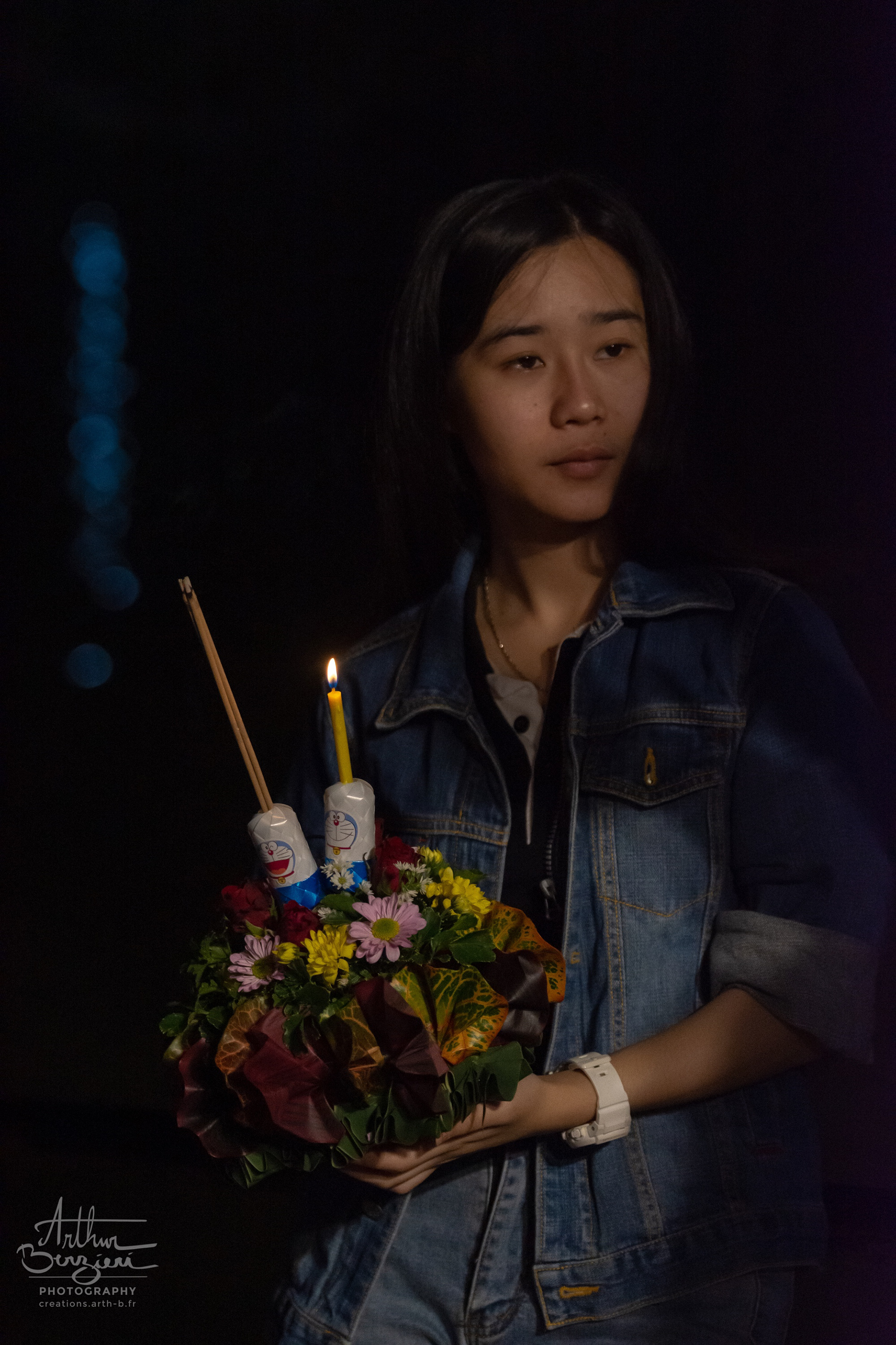 Souvenirs et émotions qui émanent de cette jeune fille s'apprêtant à lâcher son Krathong.