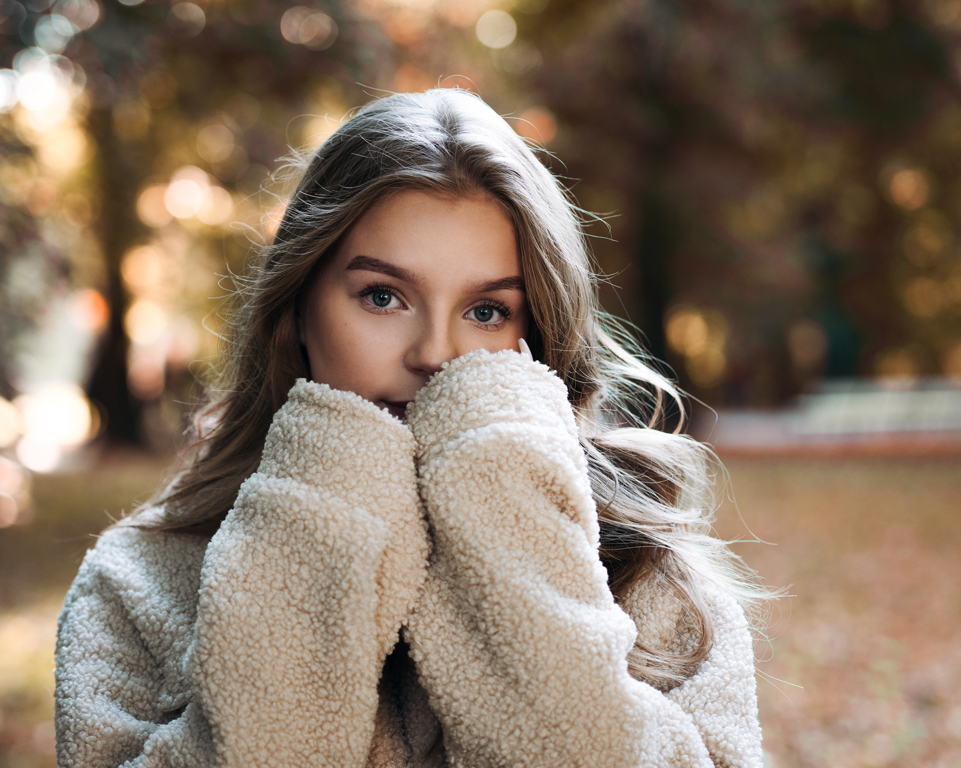 Jesienna sesja plenerowa kobiety w Warszawie. Fotograf Warszawa