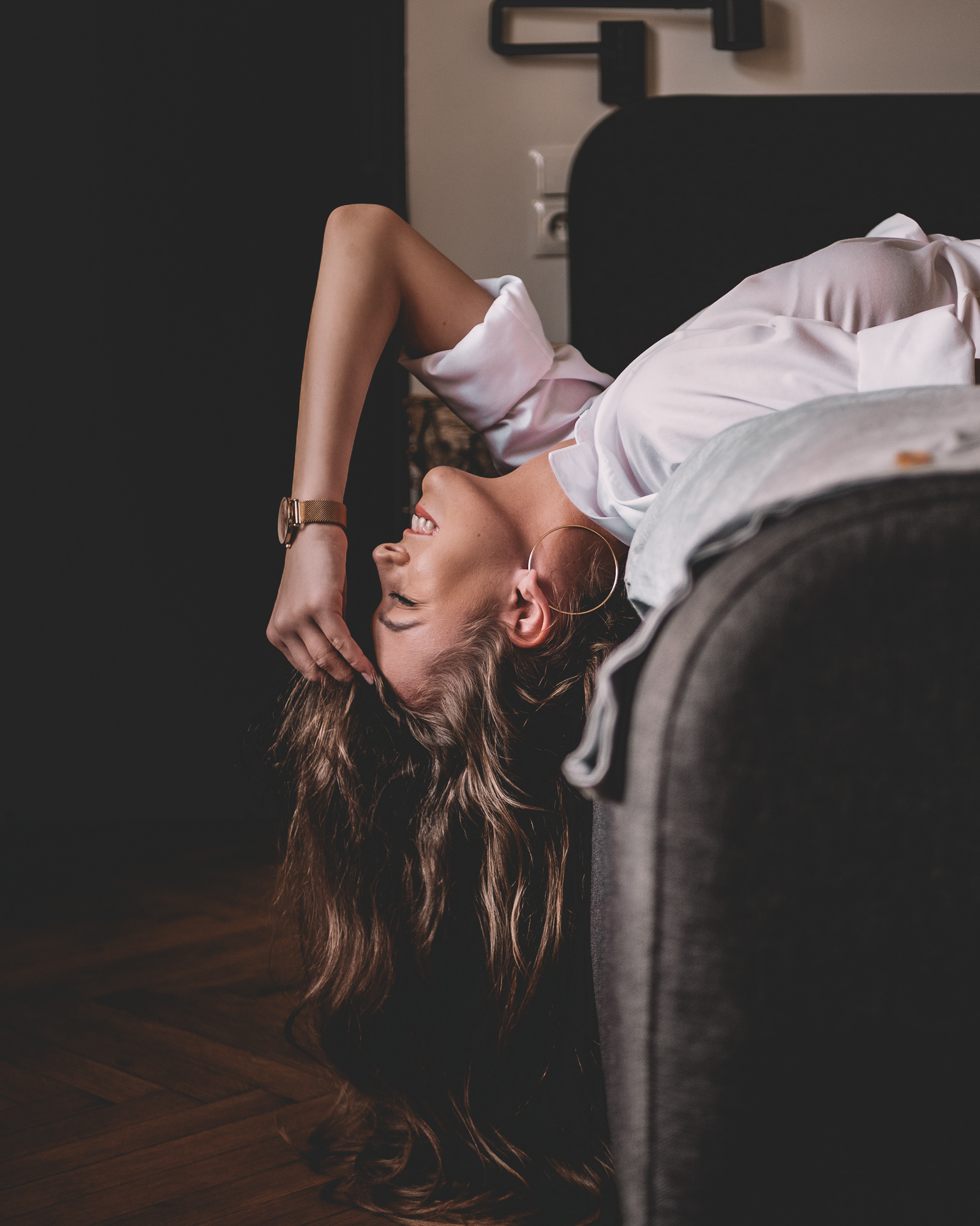 Sesja sensualna kobiety leżącej na łóżku w apartamencie w Warszawie. Fotograf Warszawa