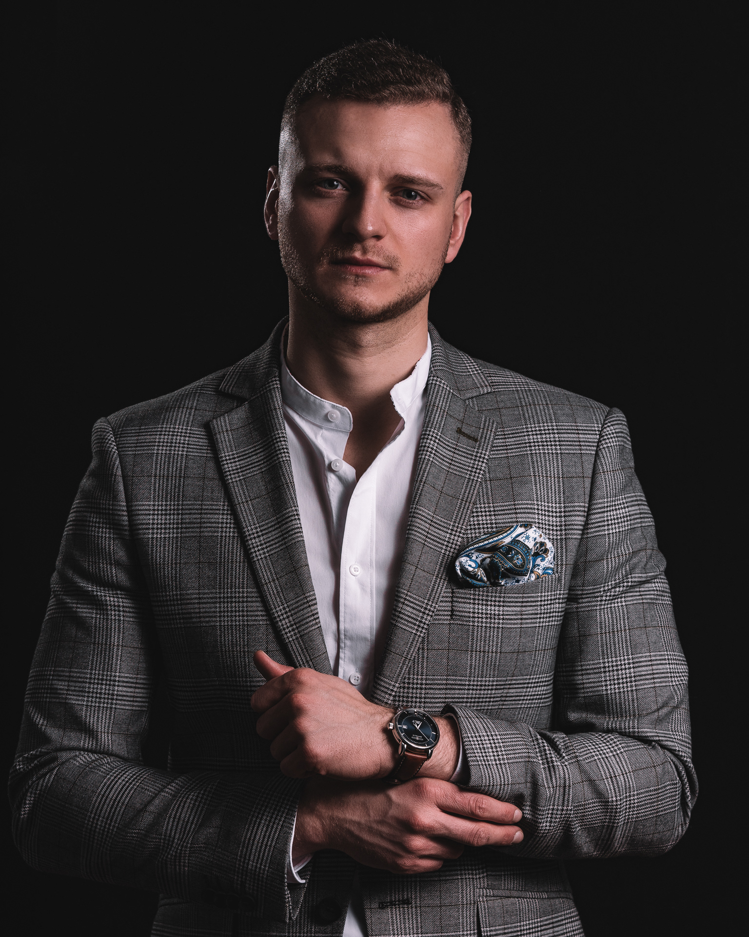 Sesja biznesowa mężczyzny na czarnym tle w apartamencie w Warszawie. Fotograf Warszawa