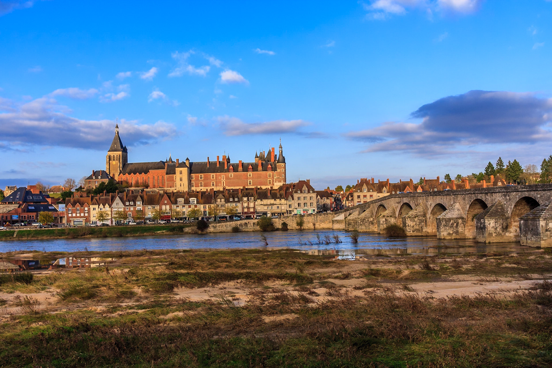 Gien vue sur le pont et le château
