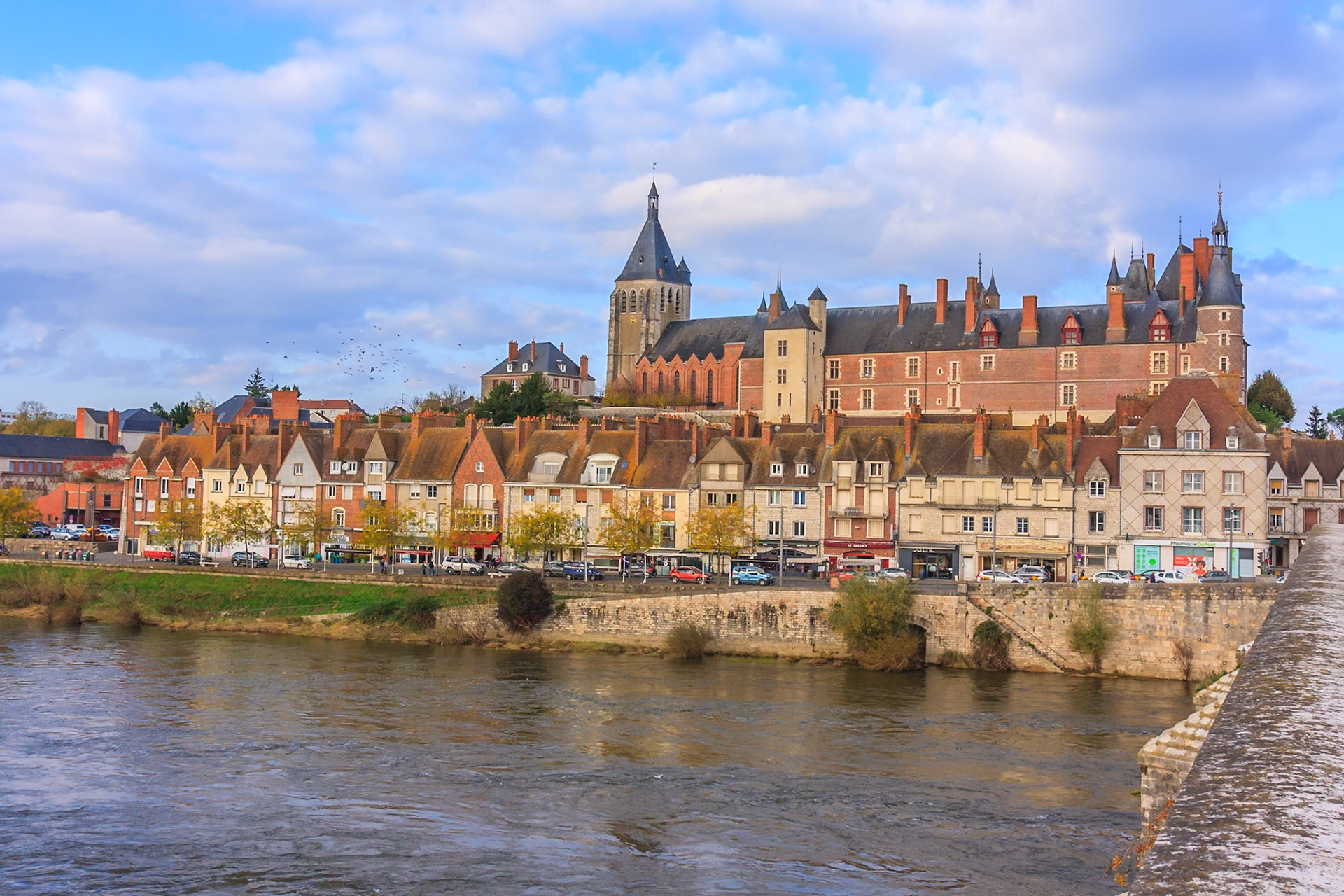 Gien vue sur le pont et le château