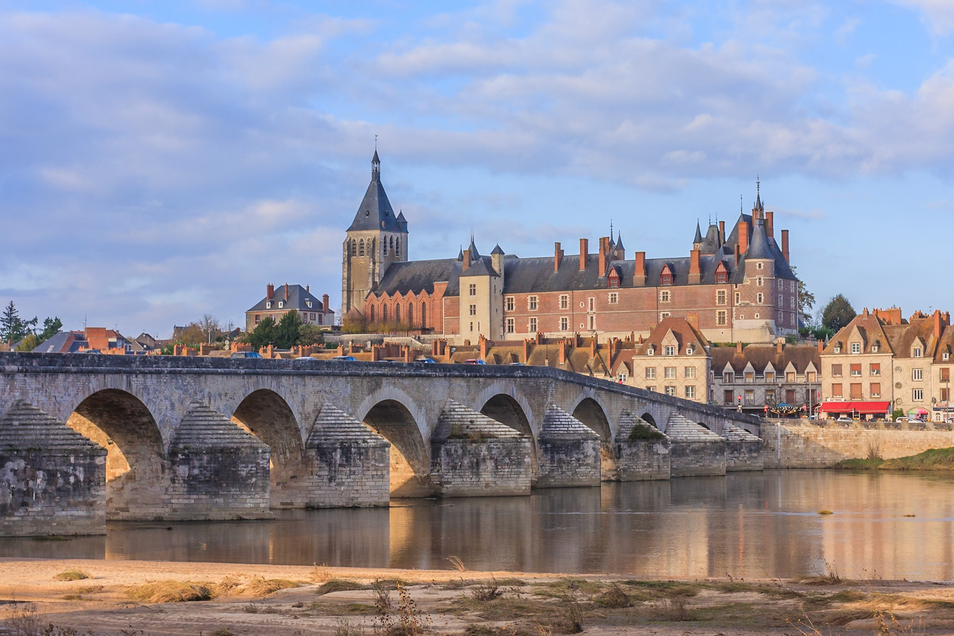 Gien vue sur le pont et le château