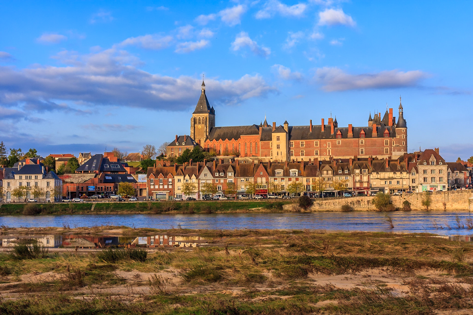 Gien vue sur le pont et le château