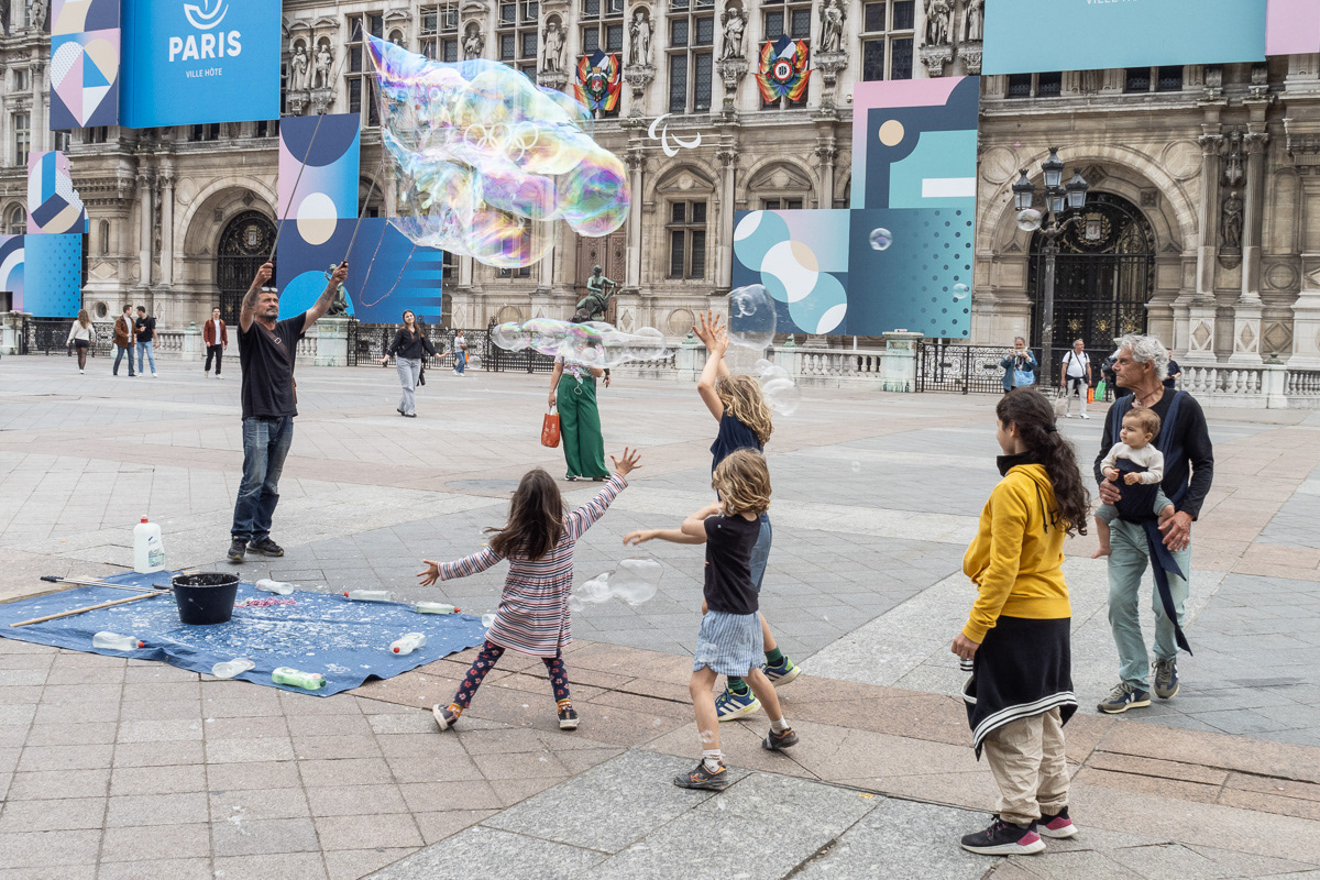 The Bubble Man at the Hôtel de Ville