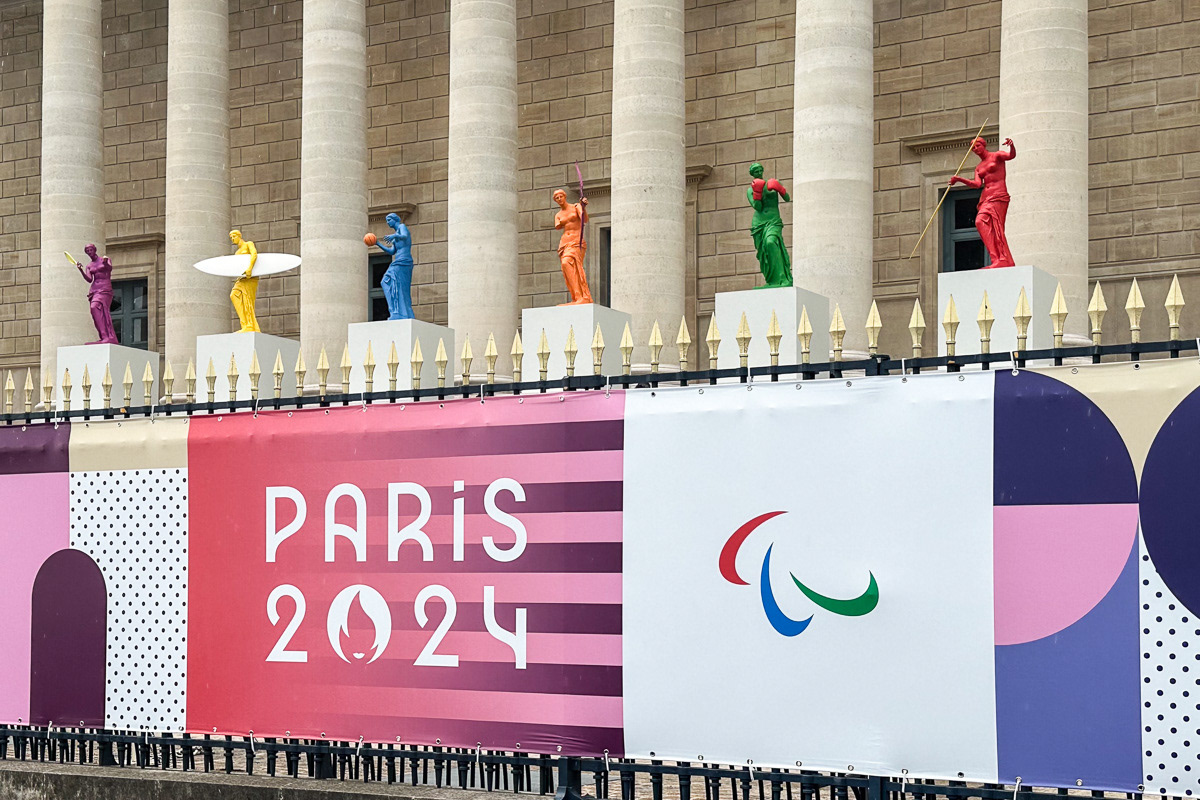 Celebrating the Olympics at the National Assembly. Venus de Milo gets her arms back