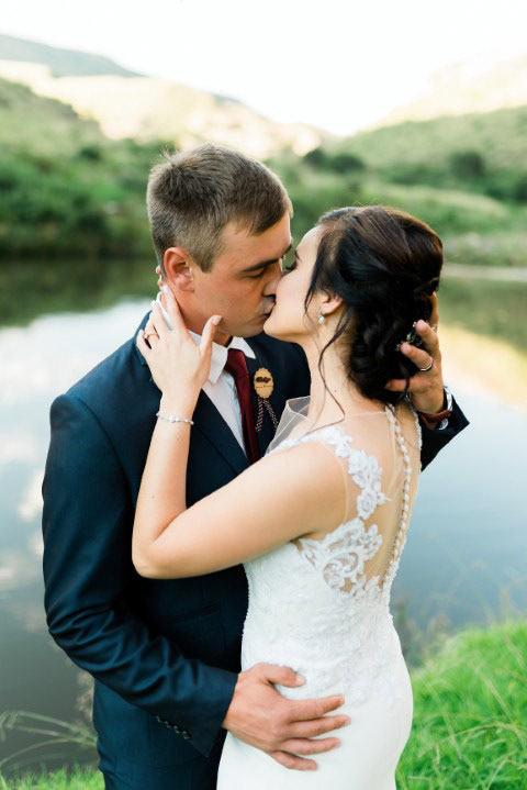 Bride and groom Zanelle and Charl at Lupela Lodge in Lady Grey, intimate mountain wedding in the Witteberg.