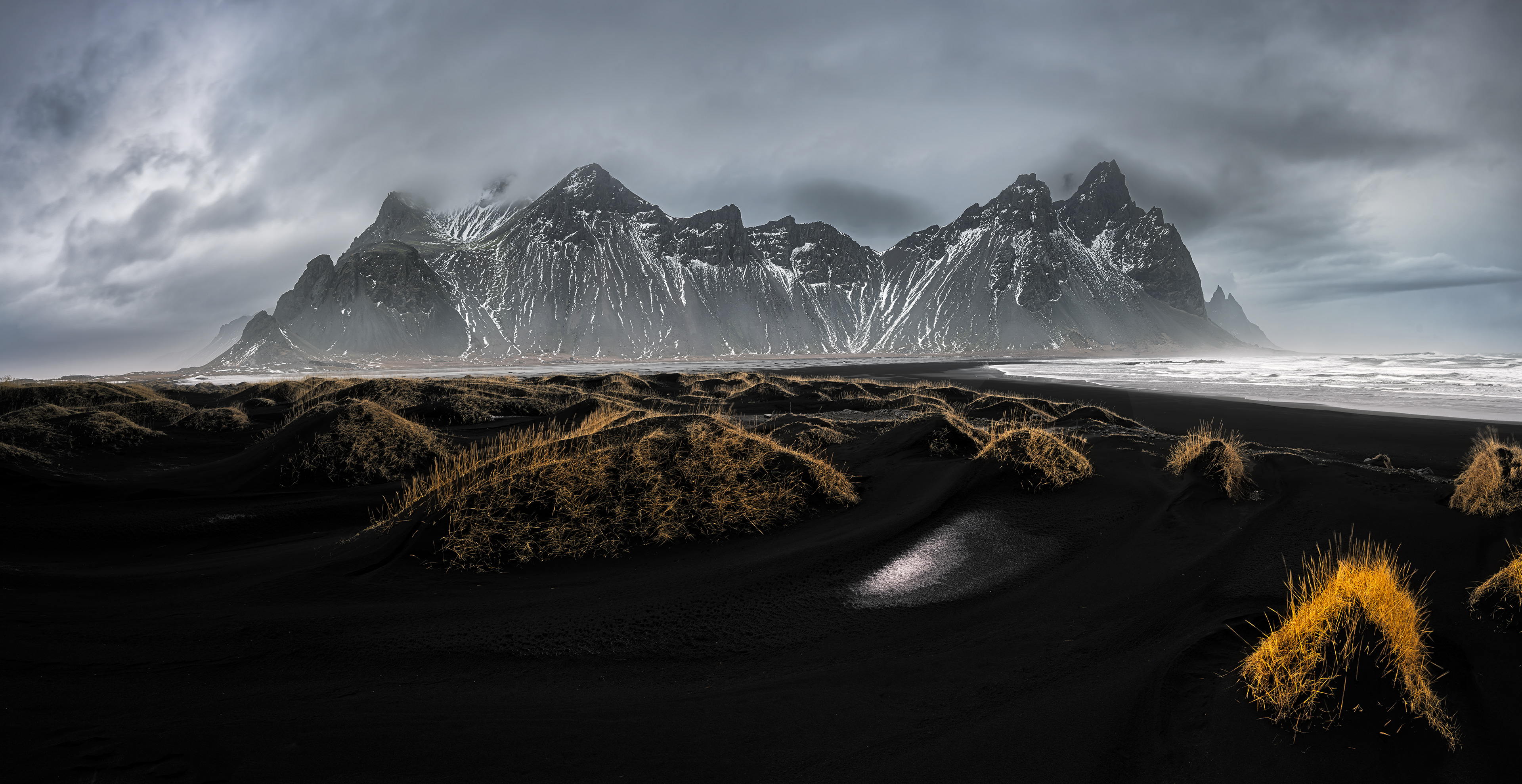 "蝙蝠山的守望者：金辉映照黑沙滩"