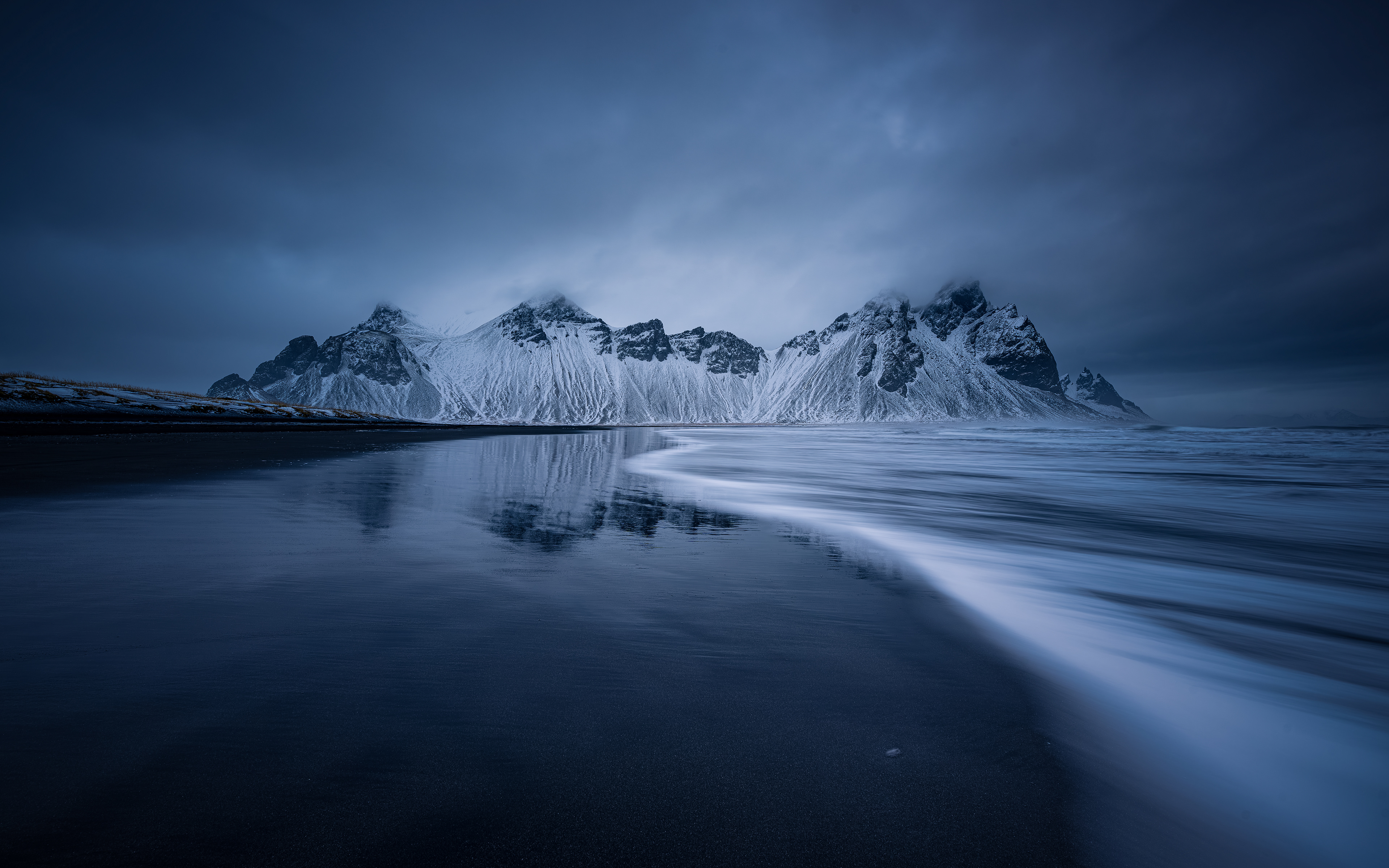 寂静之峰：冰岛的冬日倒影