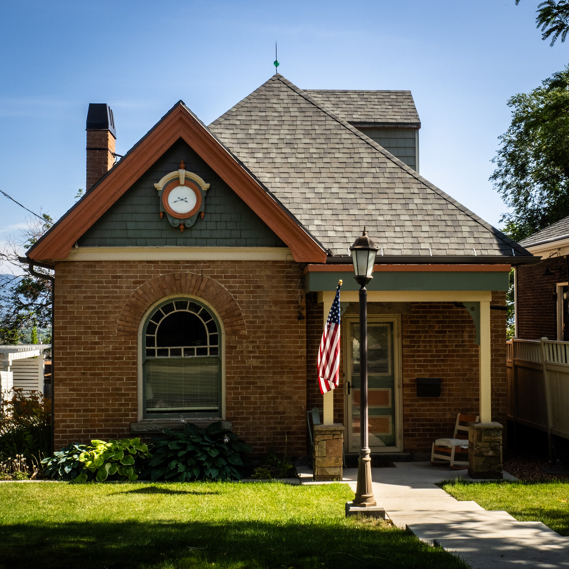 I just love this house. The colors and the clock.