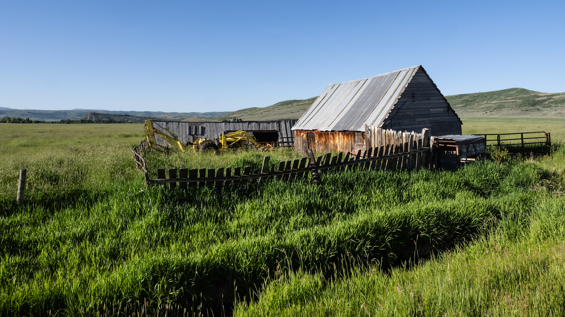 Today's photo safari took me to points east. The Oakly, Kams, Francis area of Utah. Beautiful country. I found this barn along the way.