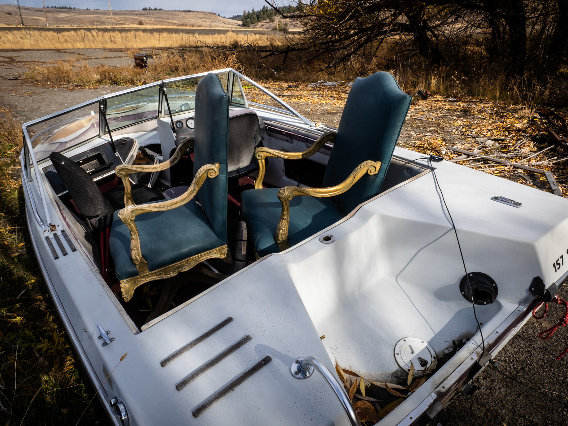 This boat has some really cool captain chairs, perfect for water skiing.