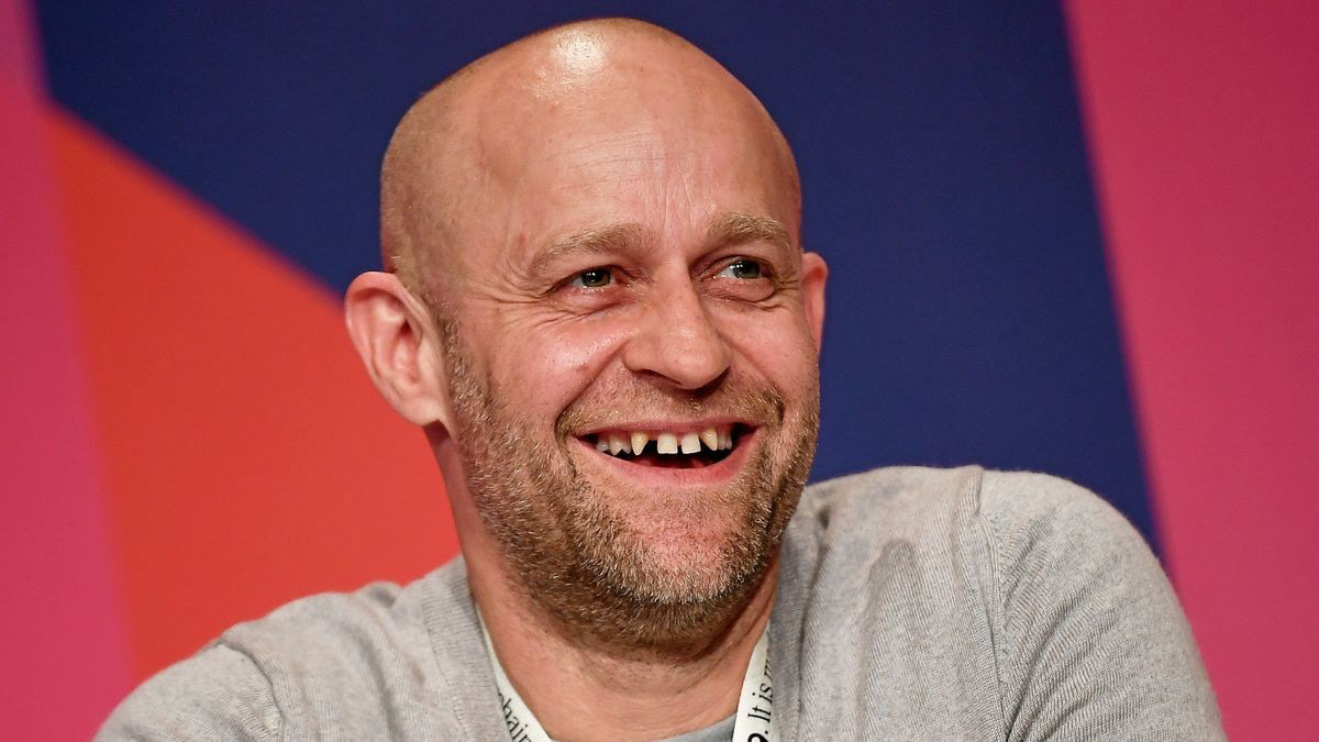 Jürgen Vogel_Die wohlbekanntesten Zähne Deutschlands trägt der Schauspieler Jürgen Vogel. Und anstatt sie sich begradigen zu lassen, machte er damit sogar Werbung für Zahnzwischenraum-Bürstchen.