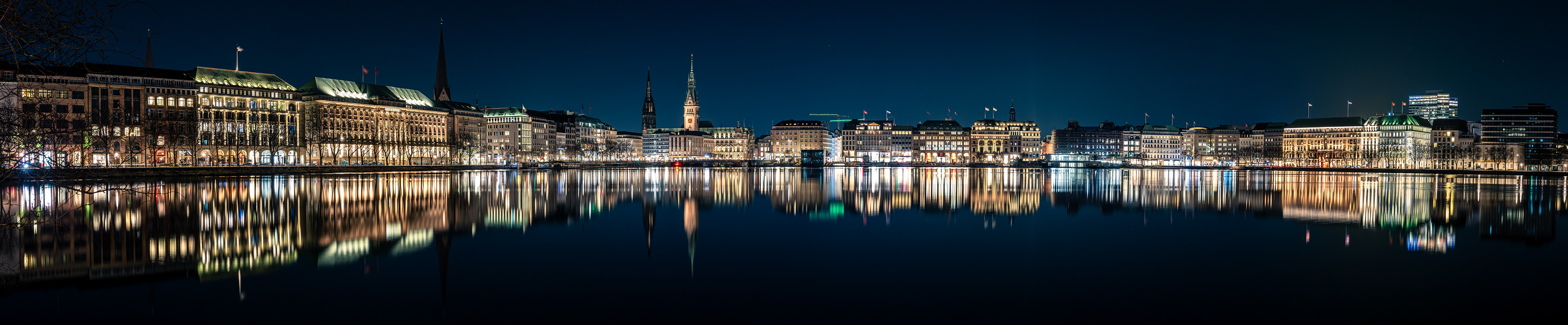 Panorama Nachtfoto der Binnenalster in Hamburg