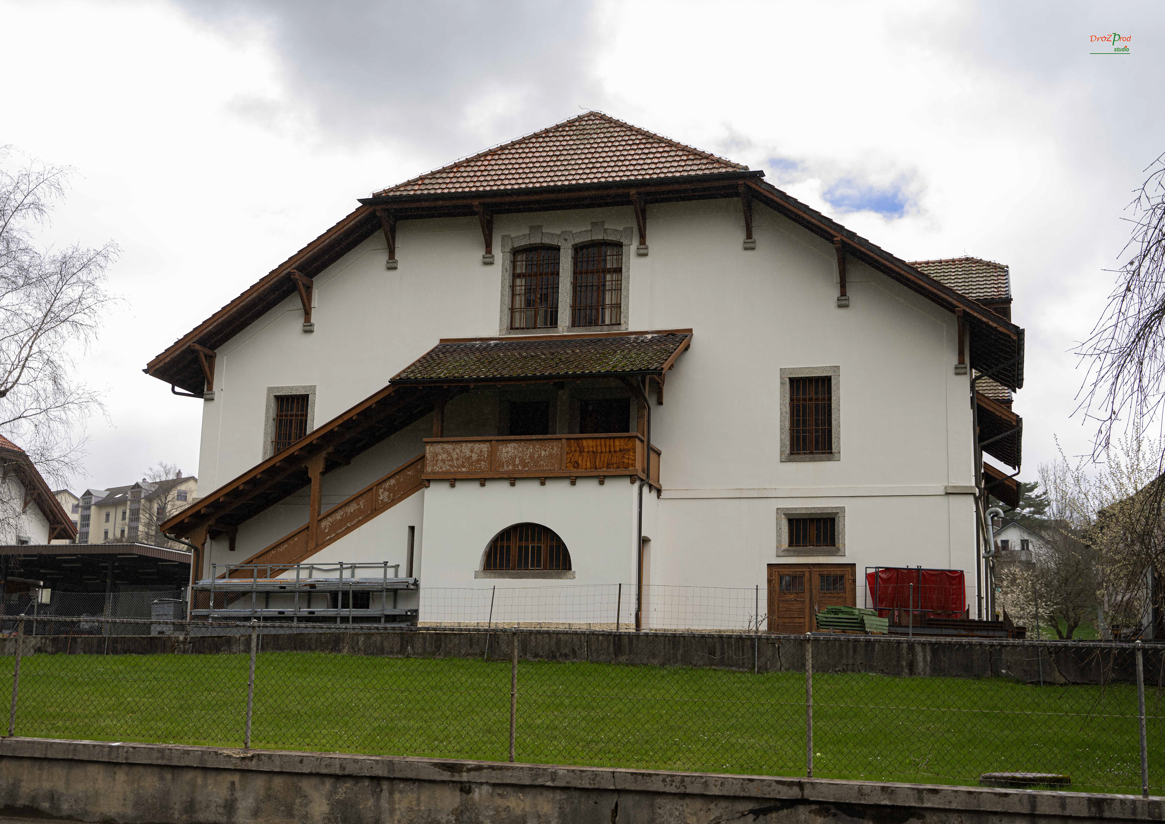 accessible par la gauche