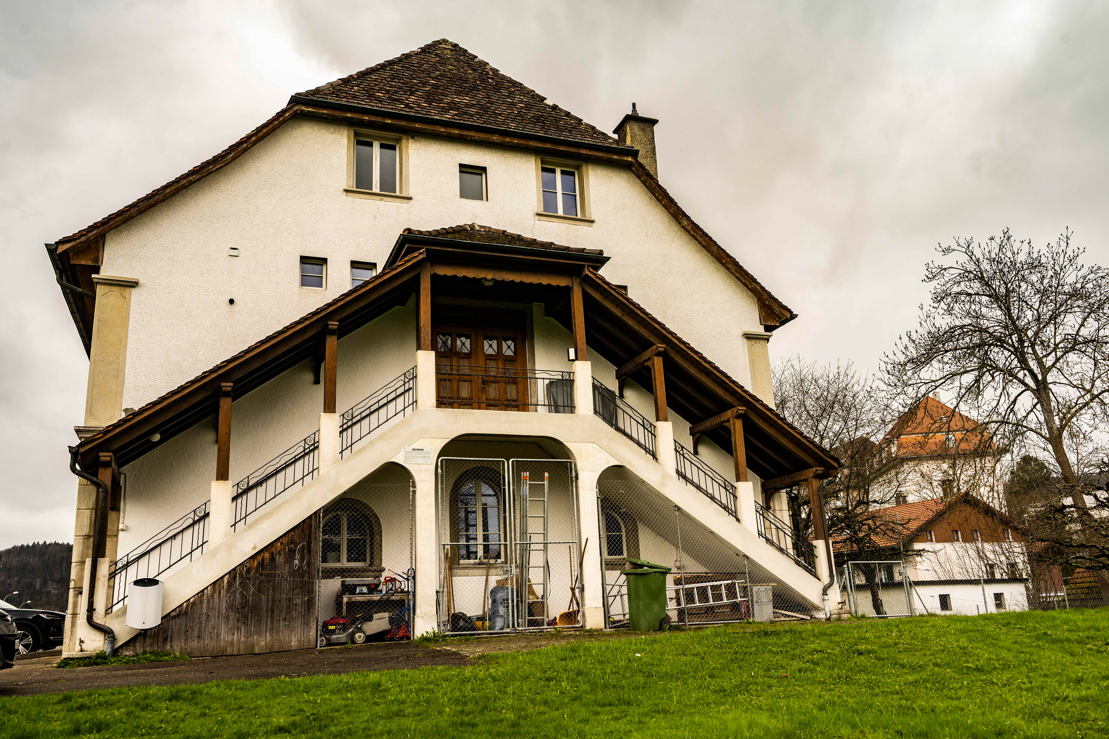 accessible par la gauche et  la droite avant la rénovation de 2023