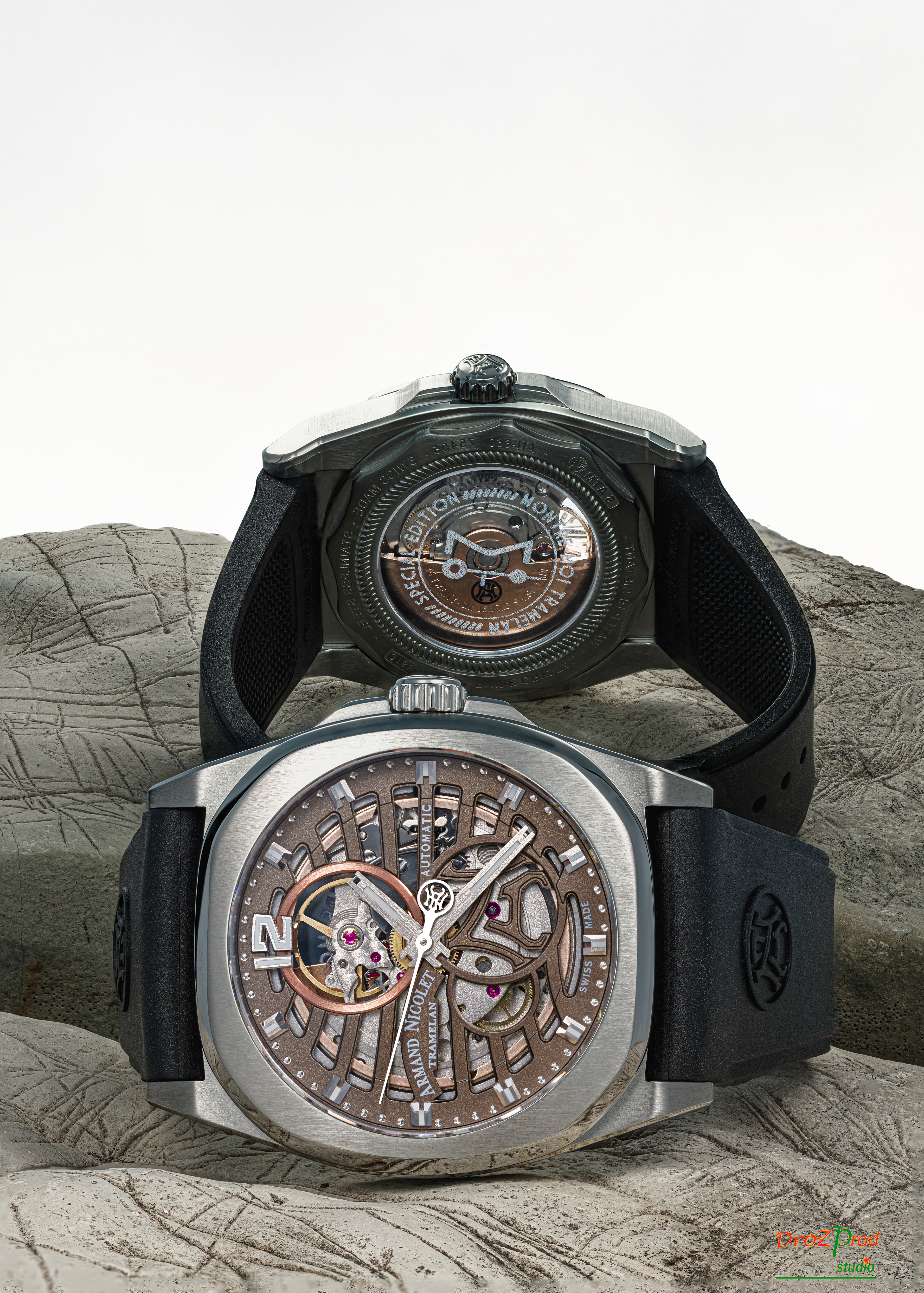 Montre Armand Nicolet dédiée à l'association Montre-moi Tramelan sur fond de calcaire du Grand Chasseral