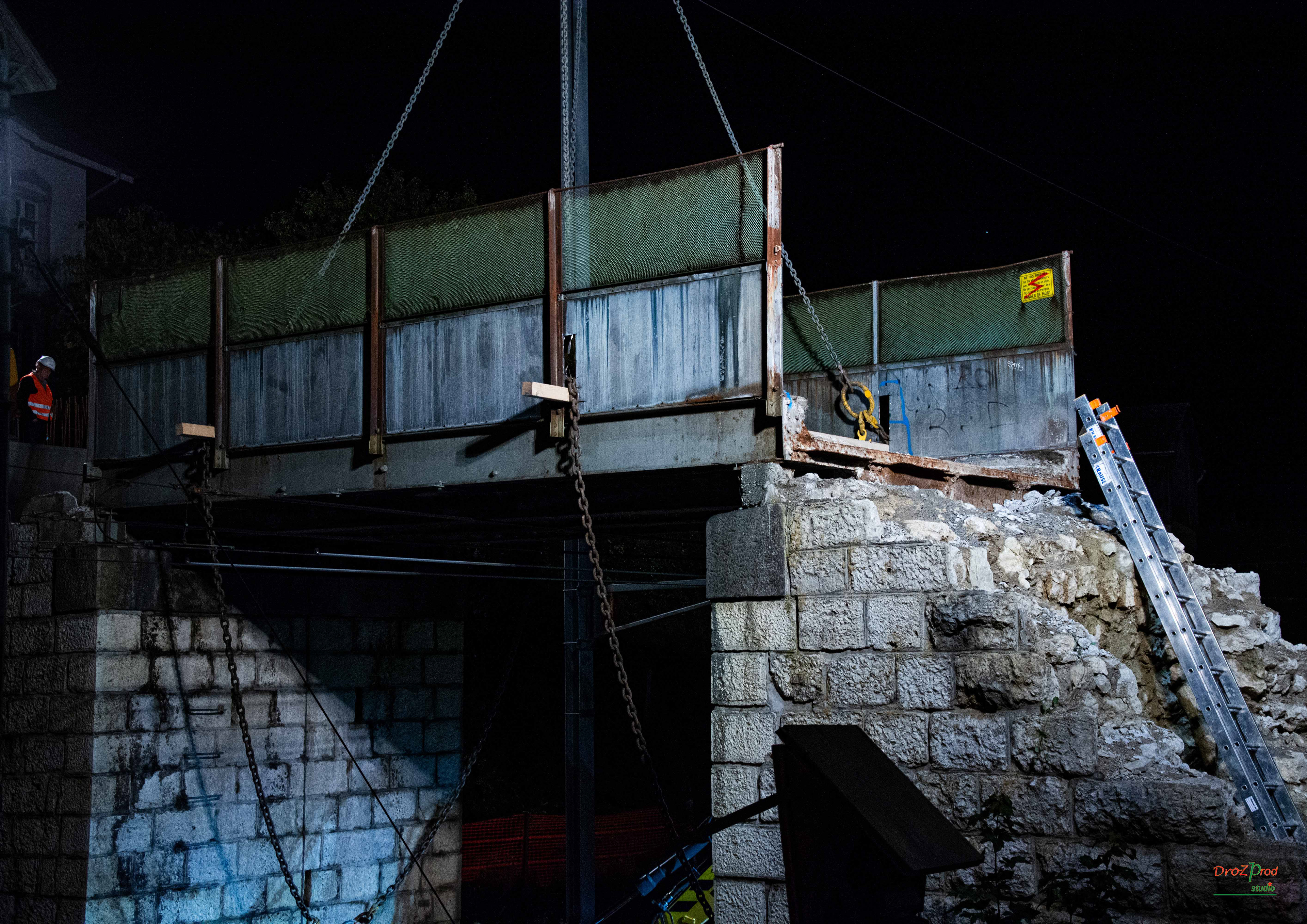 servir et disparaître